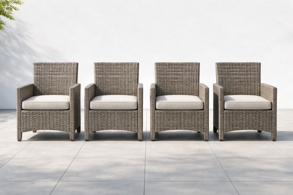 Set di 4 sedie in rattan con cuscini bianchi