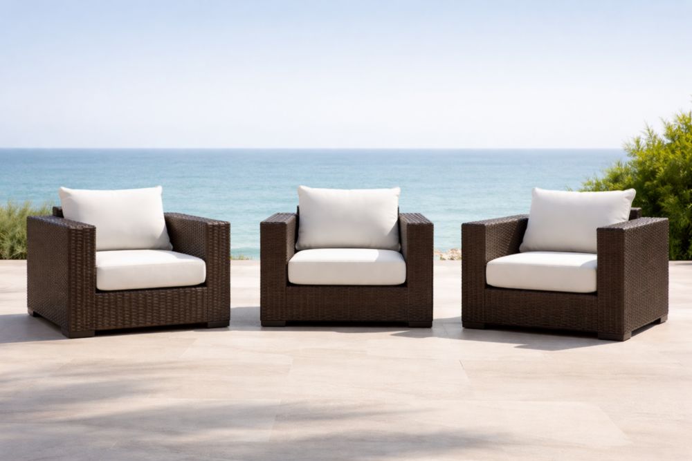 Set di 3 Poltrone da Esterno in Rattan Sintetico Marrone con Cuscini Bianchi