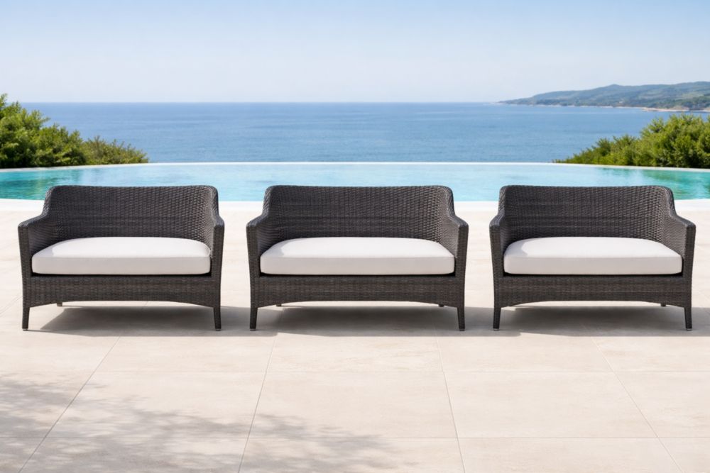 Set Divano da Esterno in Rattan Sintetico Grigio con Cuscini Bianchi - 3 Pezzi