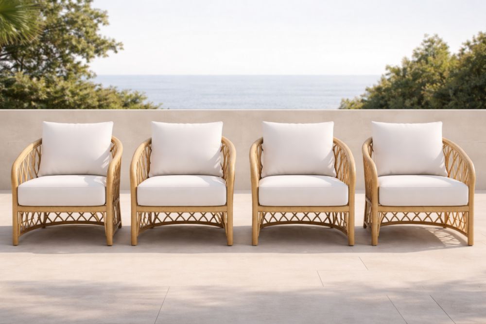 Set di sedie da esterno in rattan con cuscini bianchi