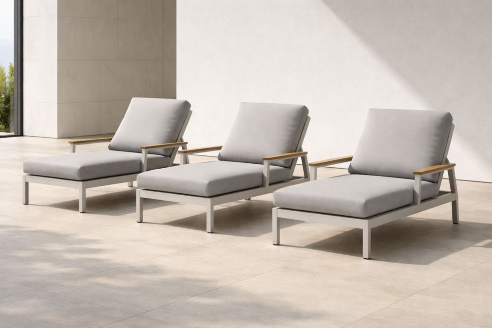 Set di Tre Lettini in Alluminio Grigio con Cuscini