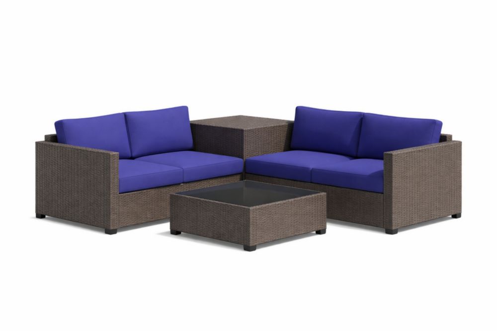 Set divano angolare in rattan sintetico marrone con cuscini blu e tavolo in vetro temperato