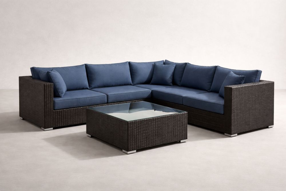 Set Divano Angolare da Giardino in Rattan con Tavolino in Vetro e Cuscini Blu.