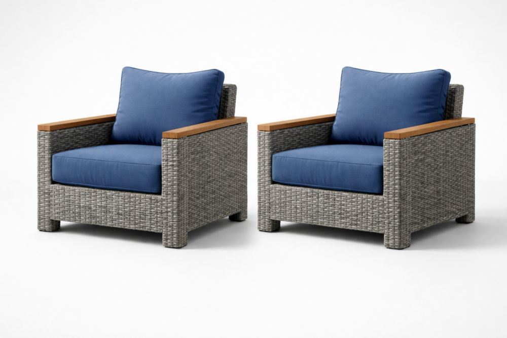 Set di 2 poltrone in rattan con cuscini blu e braccioli in legno di acacia