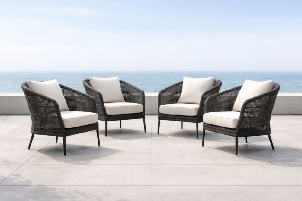 Set di 4 Poltrone da Esterno in Rattan Sintetico Nero con Cuscini in Poliestere Bianchi