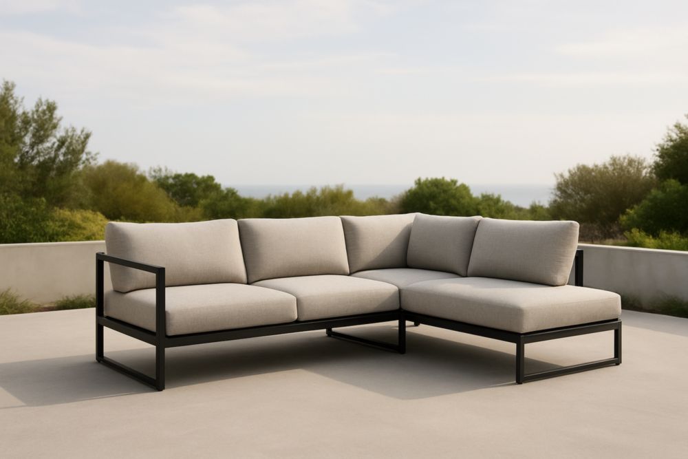 Divano angolare in tessuto beige con struttura in metallo