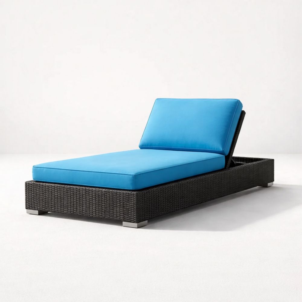 Chaise longue en résine tressée noire avec coussins bleus en polyester