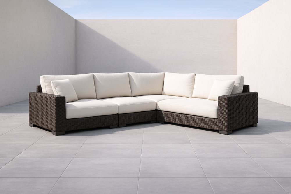 Canapé d'angle en résine tressée brun avec coussins crème