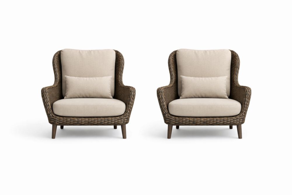 Paire de fauteuils en résine tressée marron avec coussins beiges