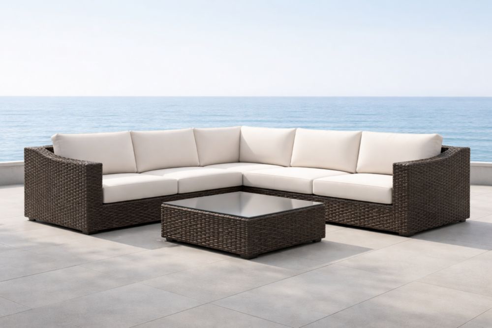 Salon de jardin en rotin avec coussins crème et table en verre trempé