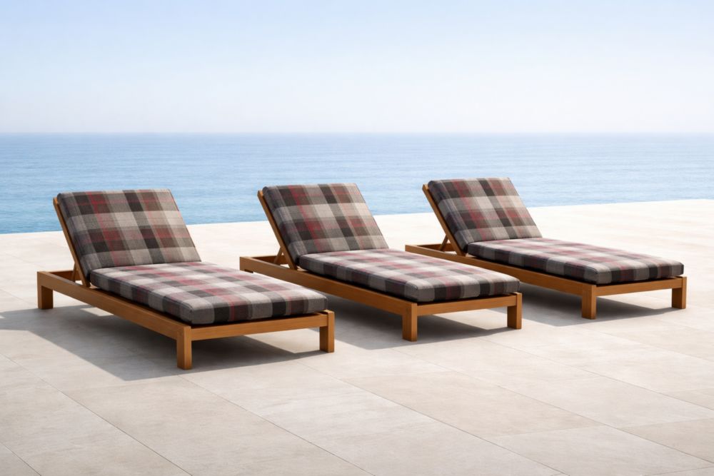 Lot de 3 bains de soleil en bois avec coussins à carreaux