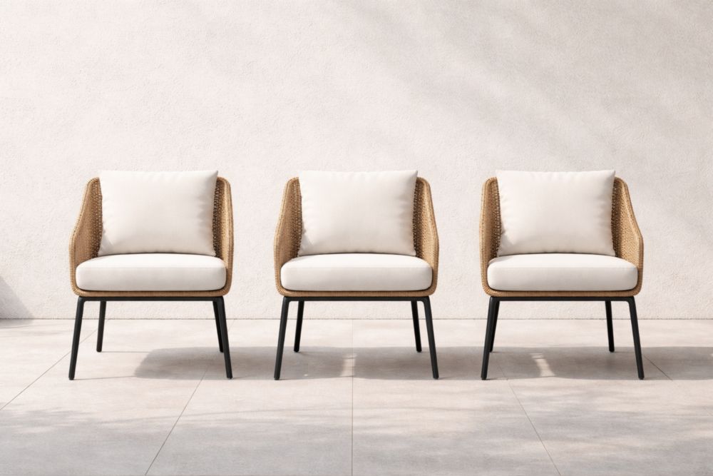 Ensemble de 3 chaises en rotin et métal avec coussins blancs