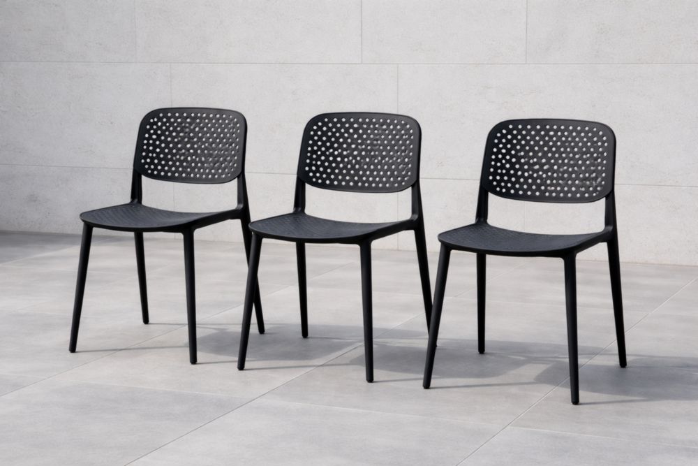 Chaises en plastique noir pour extérieur x3