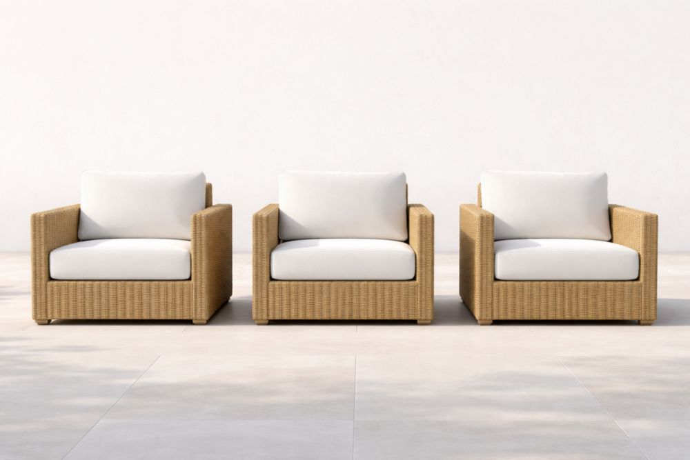 Ensemble de 3 fauteuils d'extérieur en rotin avec coussins blancs