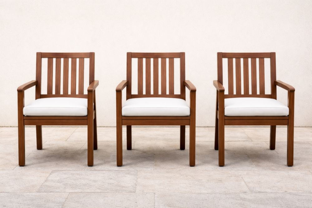 Lot de 3 chaises en bois d'acacia avec coussins blancs