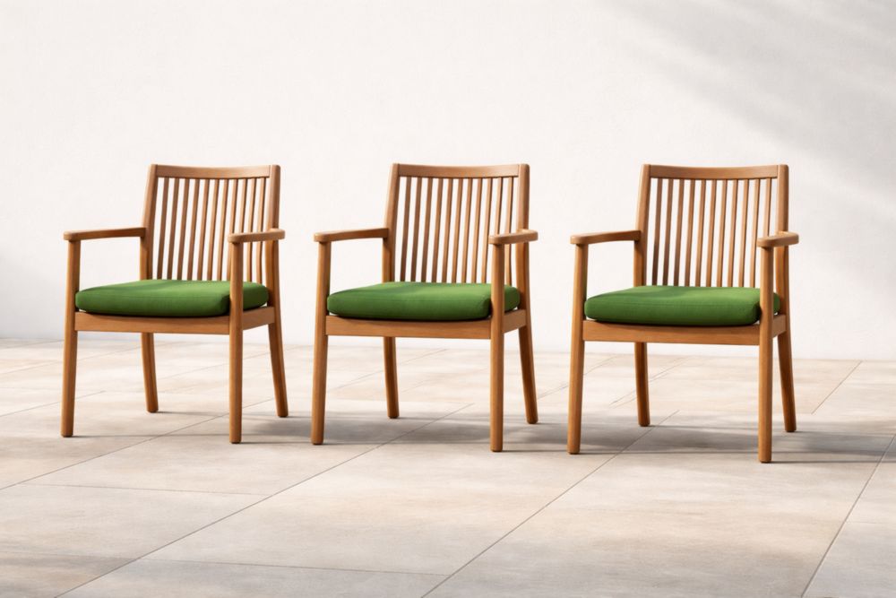 Chaises en bois avec accoudoirs et coussins verts en tissu