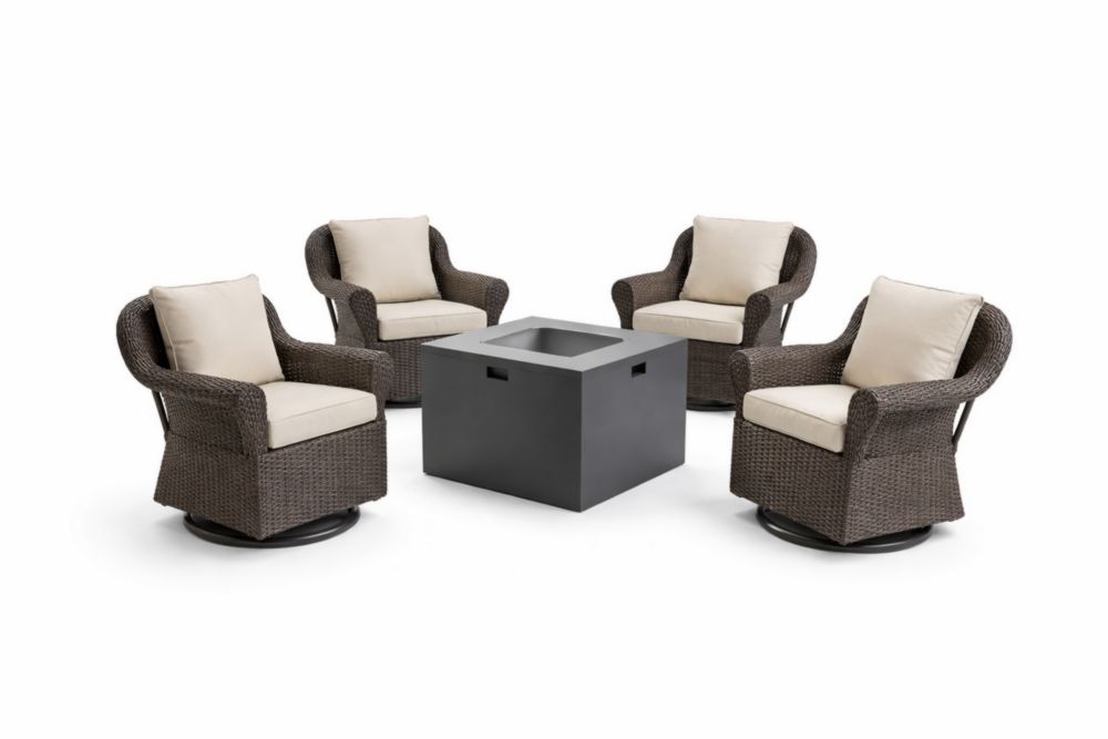 Ensemble de fauteuils pivotants en osier avec coussins beiges et table basse carrée en acier