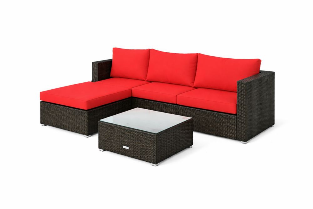 Ensemble de meubles de jardin en rotin marron avec coussins rouges, table basse en verre