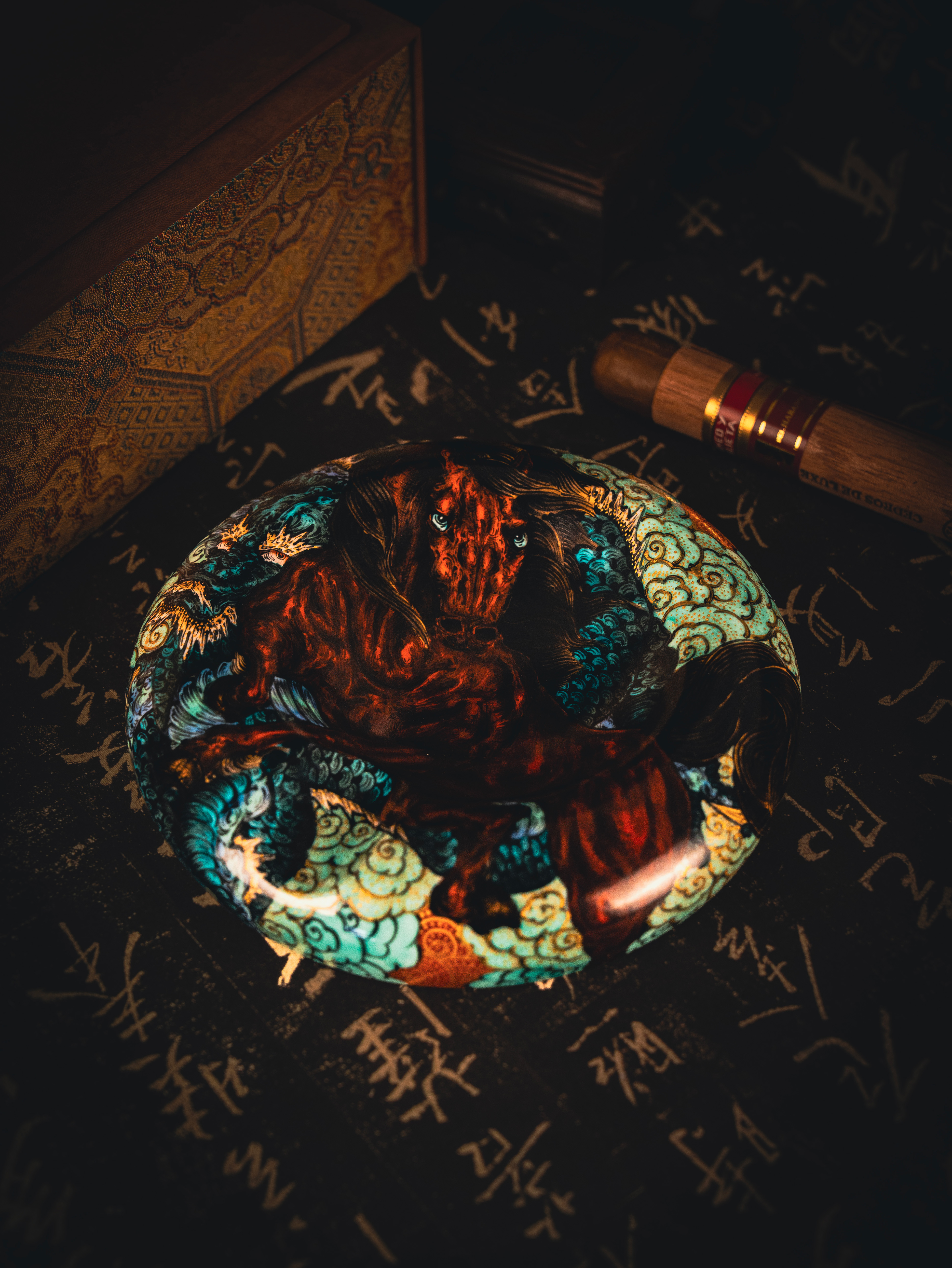 BUNCH "LEAPING SHADOW" | Artisan Famille Rose Gold-Tracing Cigar Tray