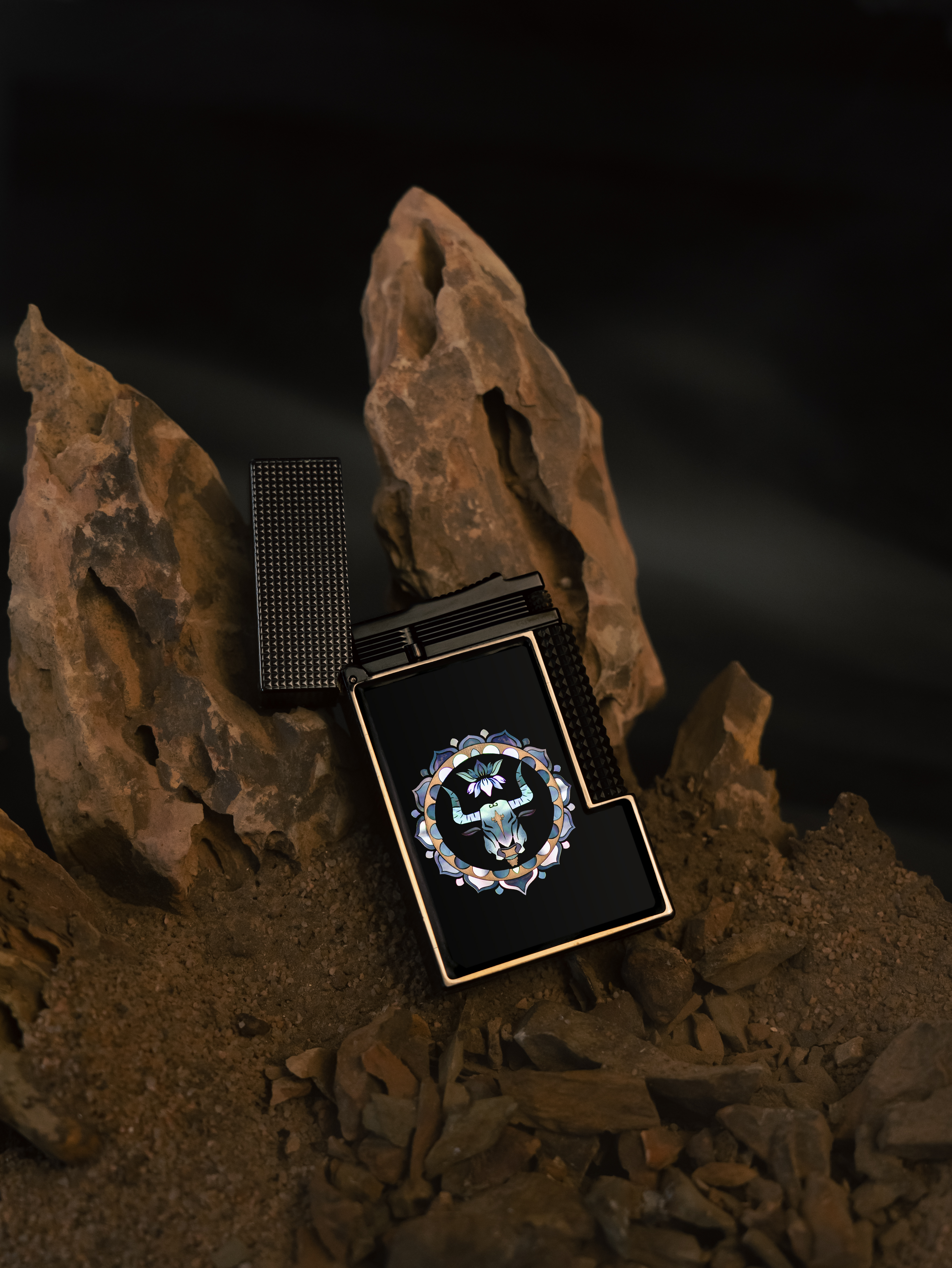 BUNCH "THE CELESTIAL OX" | Imperial Urushi Lacquer | Hand-Inlaid Mother-of-Pearl Masterpiece