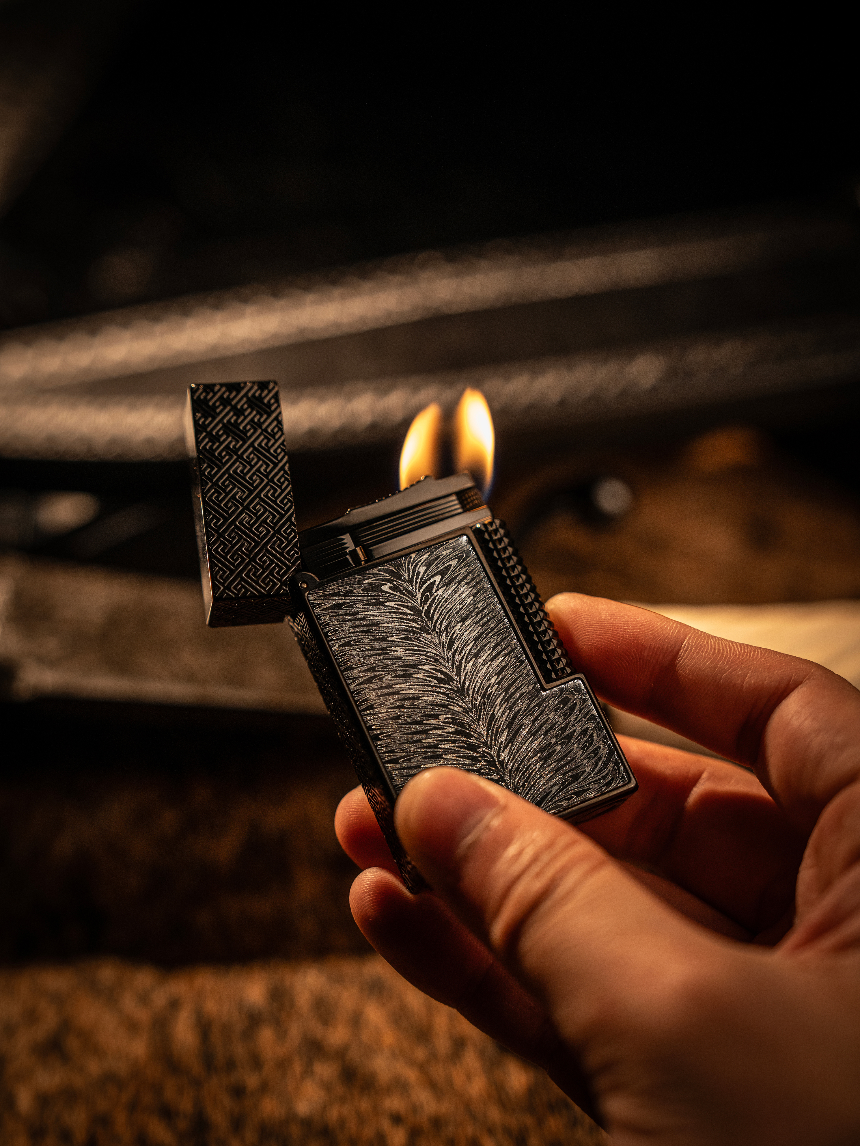 BUNCH "FEATHERED SATIN" | Hand-Forged Feather-Pattern Damascus Lighter