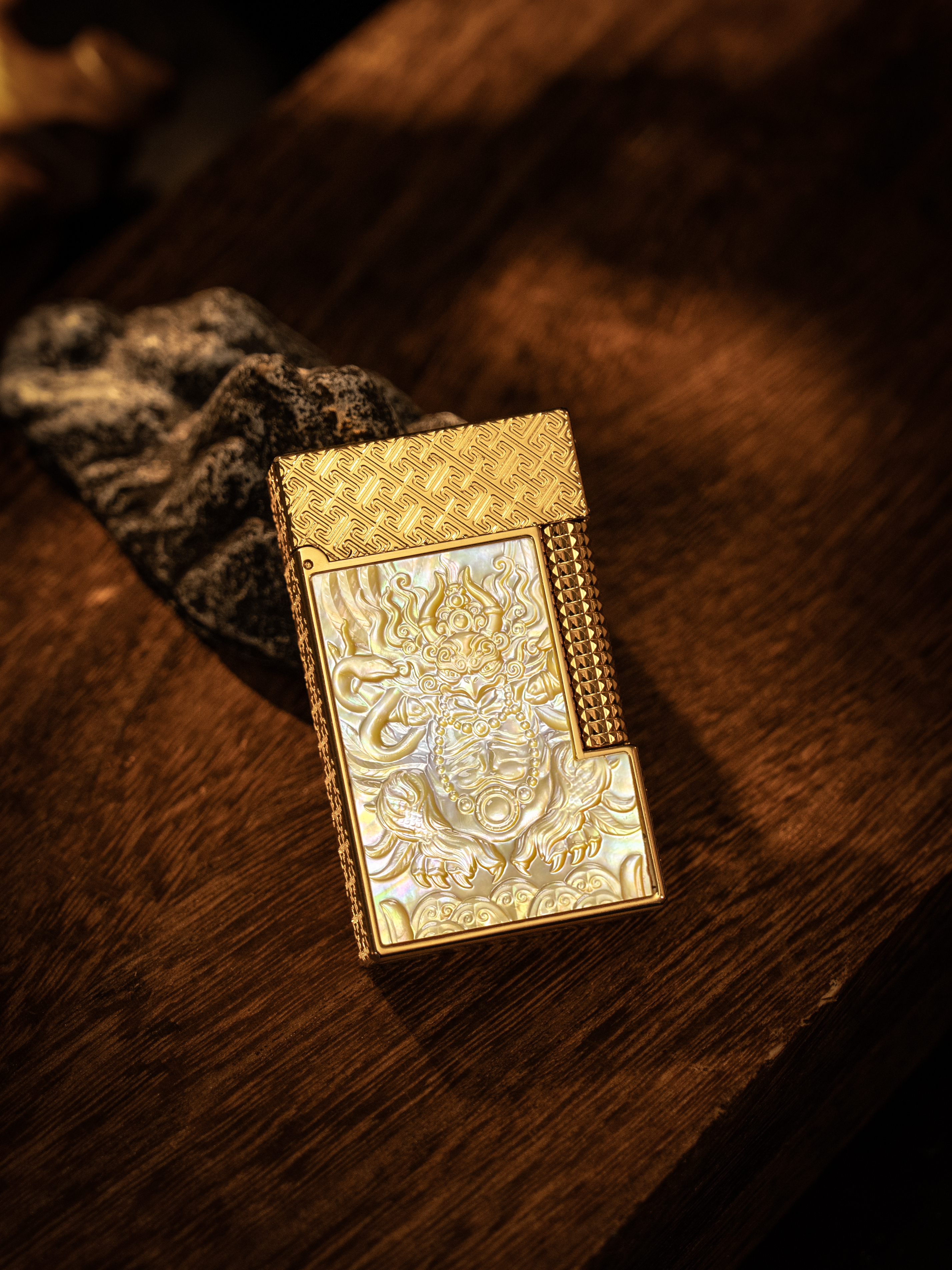 BUNCH "THE SUNBIRD" | Hand-Carved Gold-Lip Shell Luxury Lighter