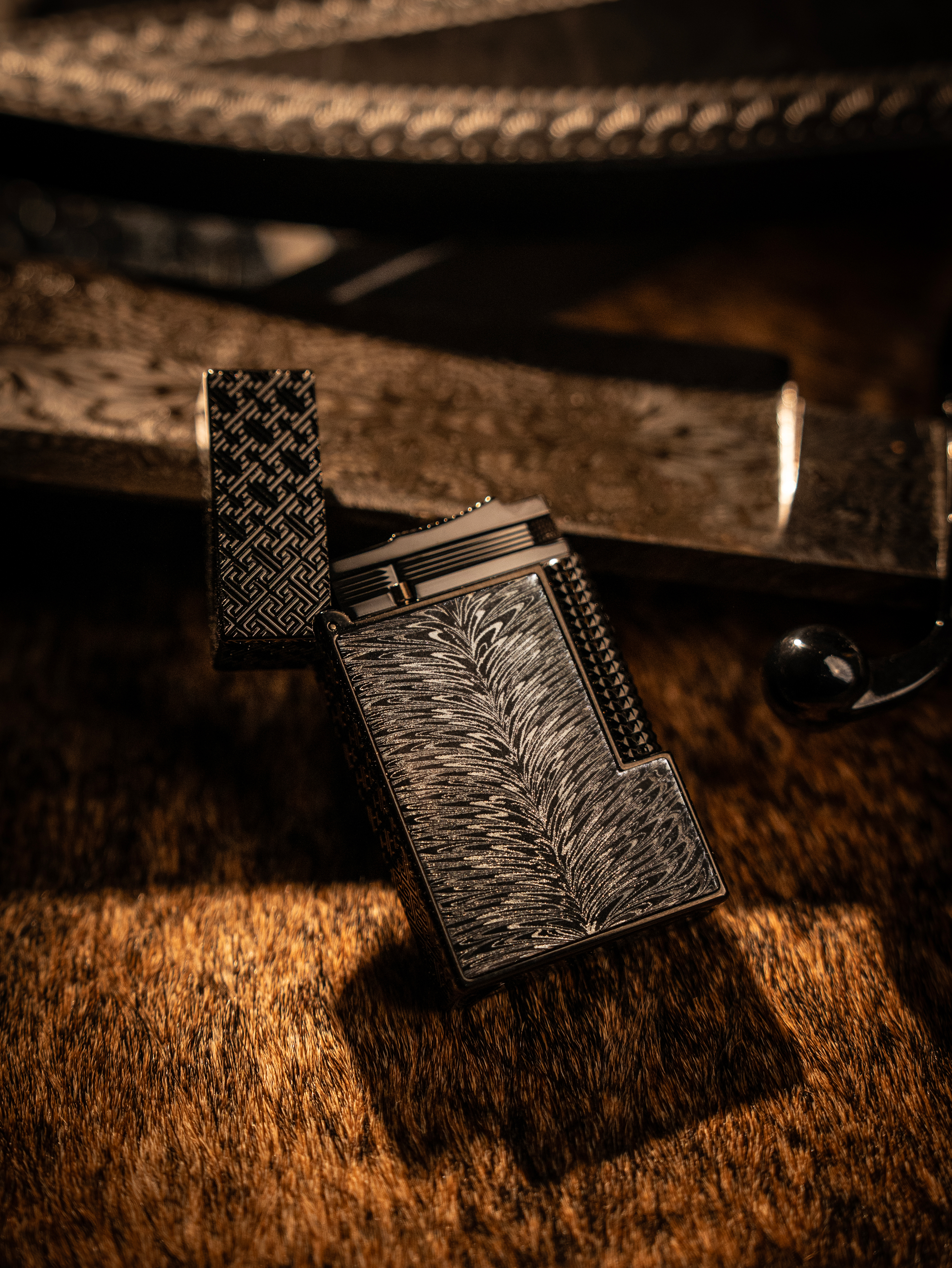 BUNCH "FEATHERED SATIN" | Hand-Forged Feather-Pattern Damascus Lighter