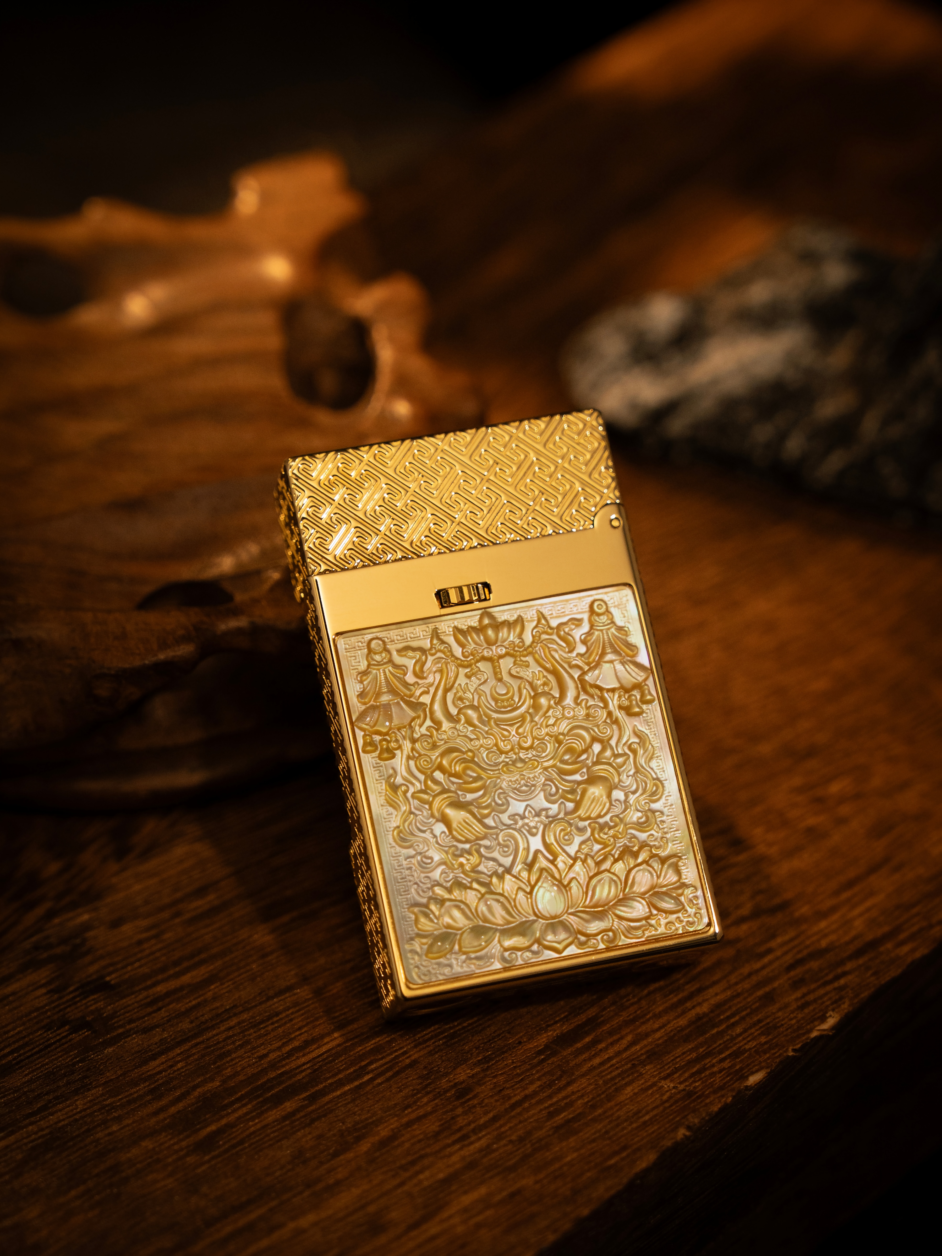 BUNCH "THE SUNBIRD" | Hand-Carved Gold-Lip Shell Luxury Lighter