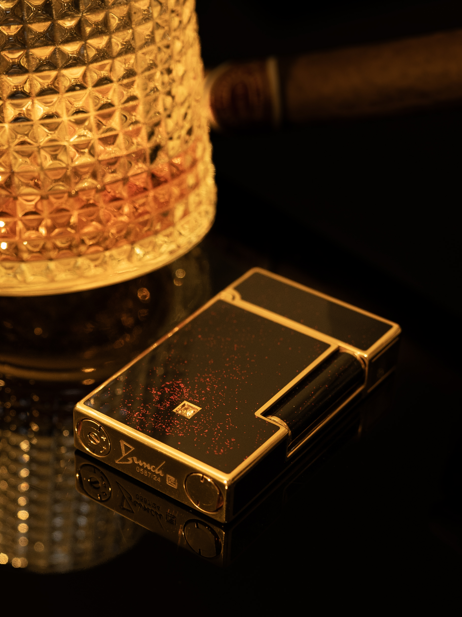 BUNCH "THE PROTAGONIST" | Authentic Chinese Lacquer & Gemstone Inlay | Integrated Brass Masterpiece