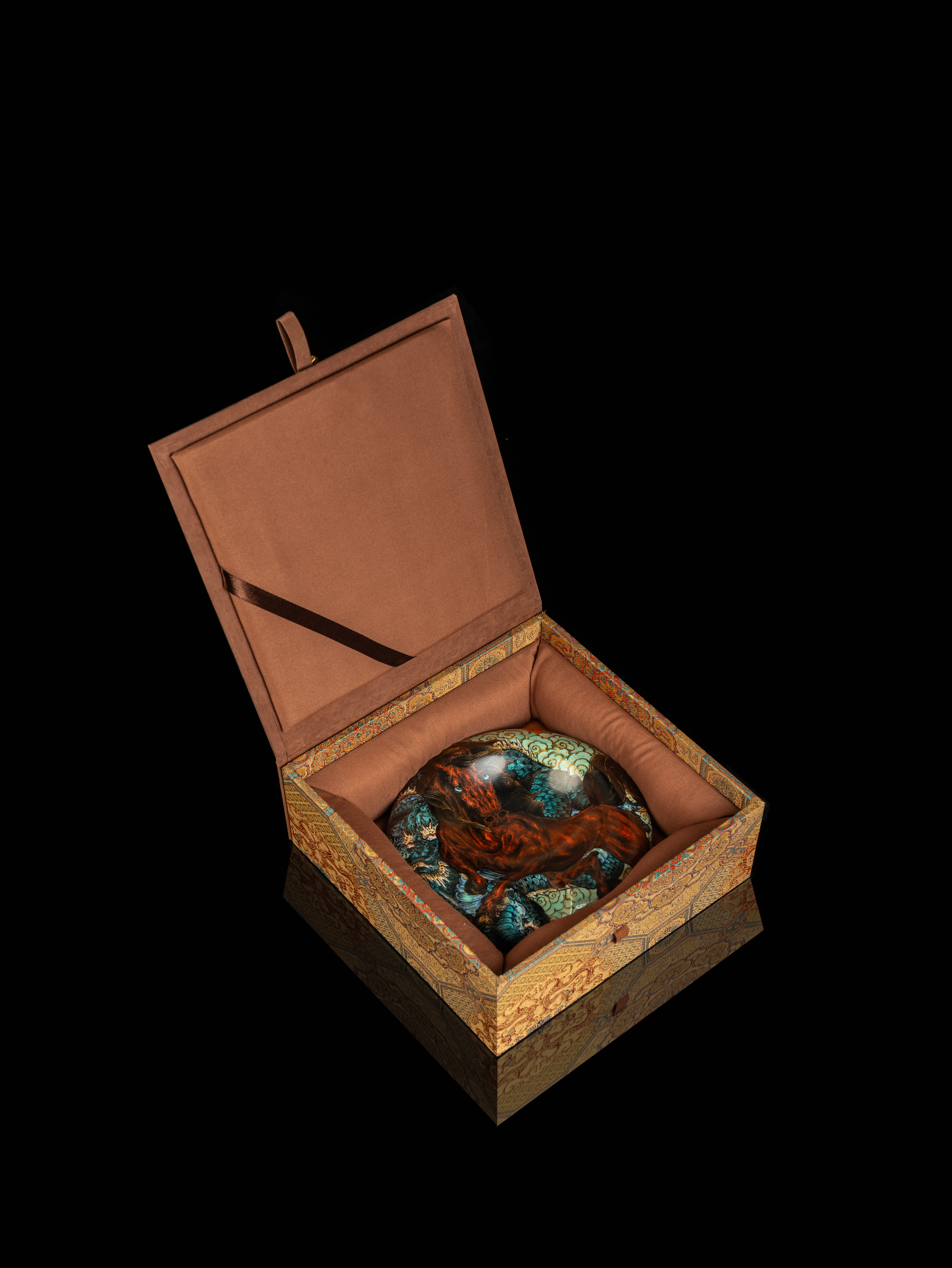 BUNCH "LEAPING SHADOW" | Artisan Famille Rose Gold-Tracing Cigar Tray
