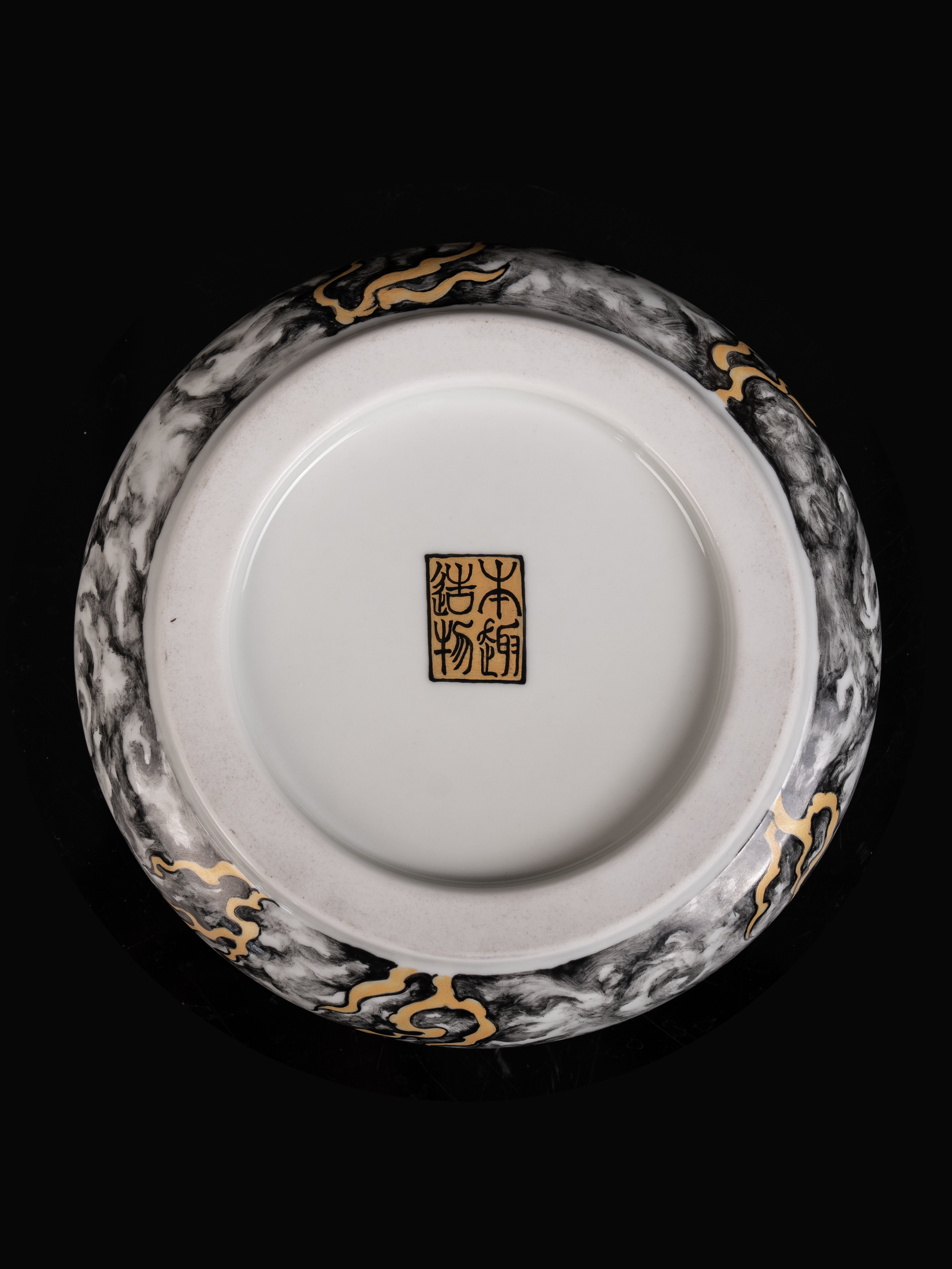 BUNCH "ZHENJUN" I Artisan Famille Rose Gold-Tracing Cigar Tray