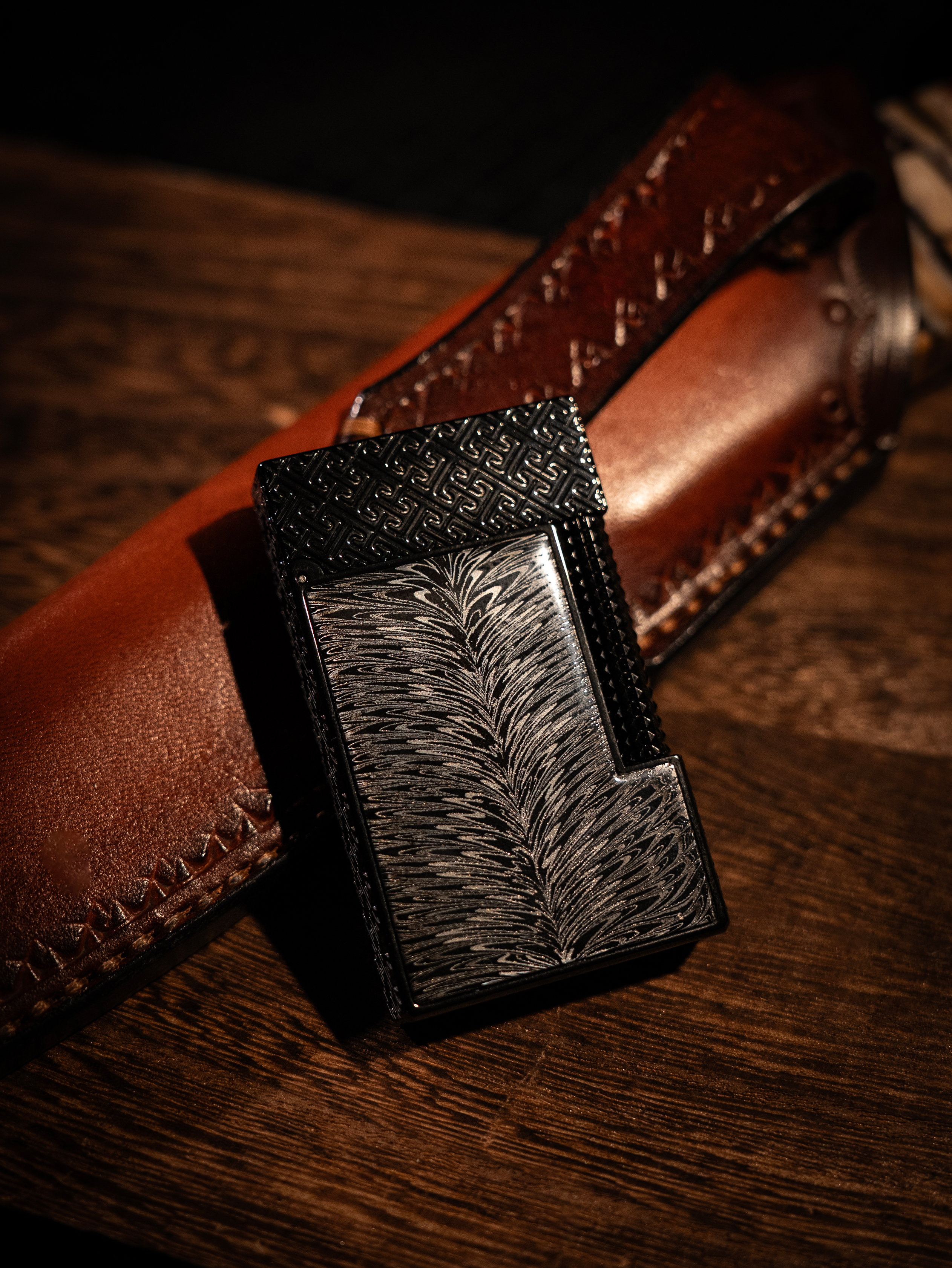 BUNCH "FEATHERED SATIN" | Hand-Forged Feather-Pattern Damascus Lighter