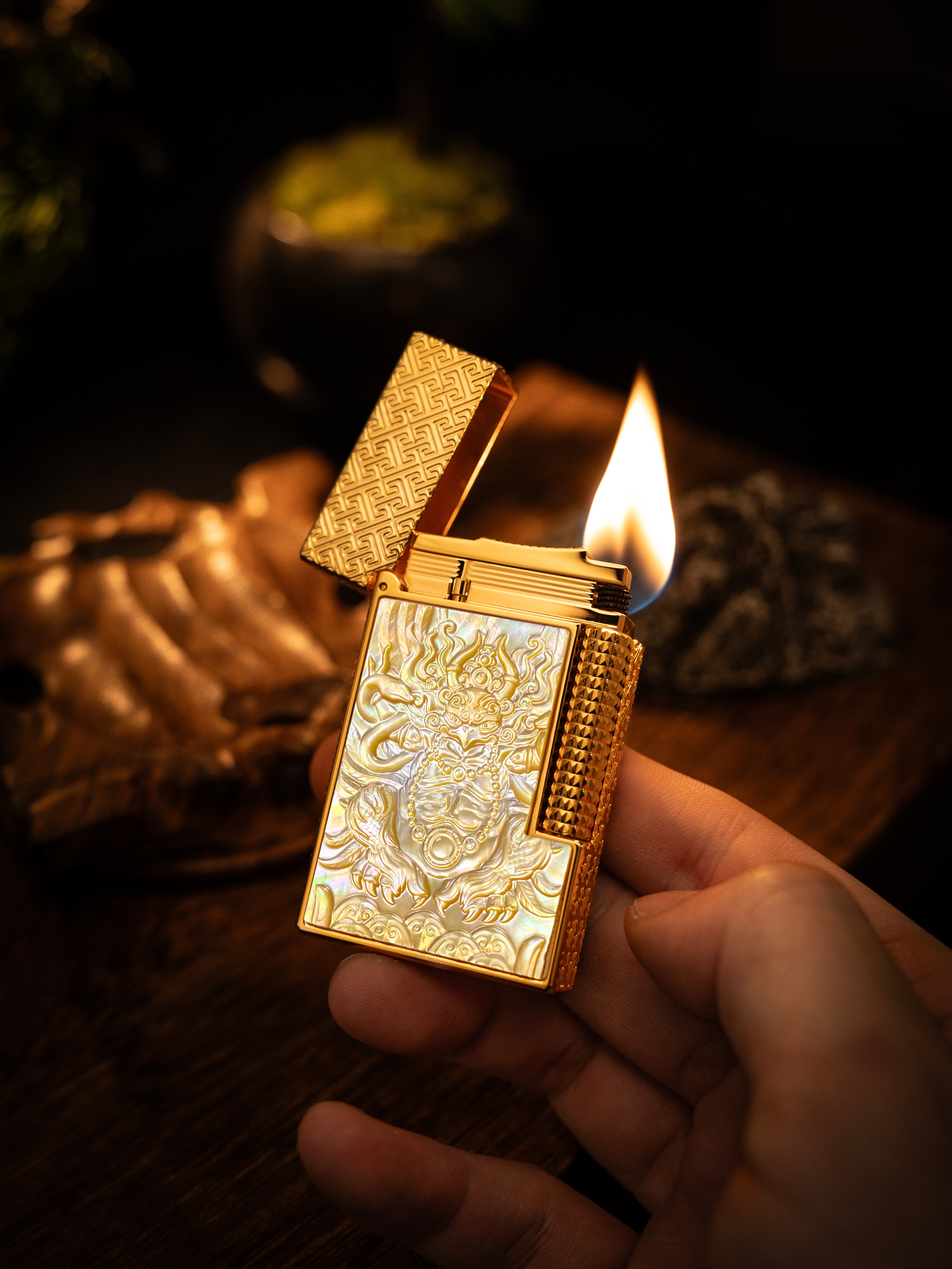 BUNCH "THE SUNBIRD" | Hand-Carved Gold-Lip Shell Luxury Lighter