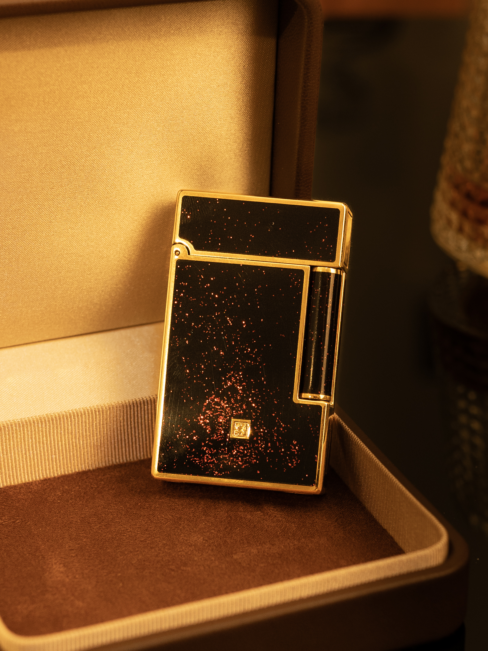 BUNCH "THE PROTAGONIST" | Authentic Chinese Lacquer & Gemstone Inlay | Integrated Brass Masterpiece