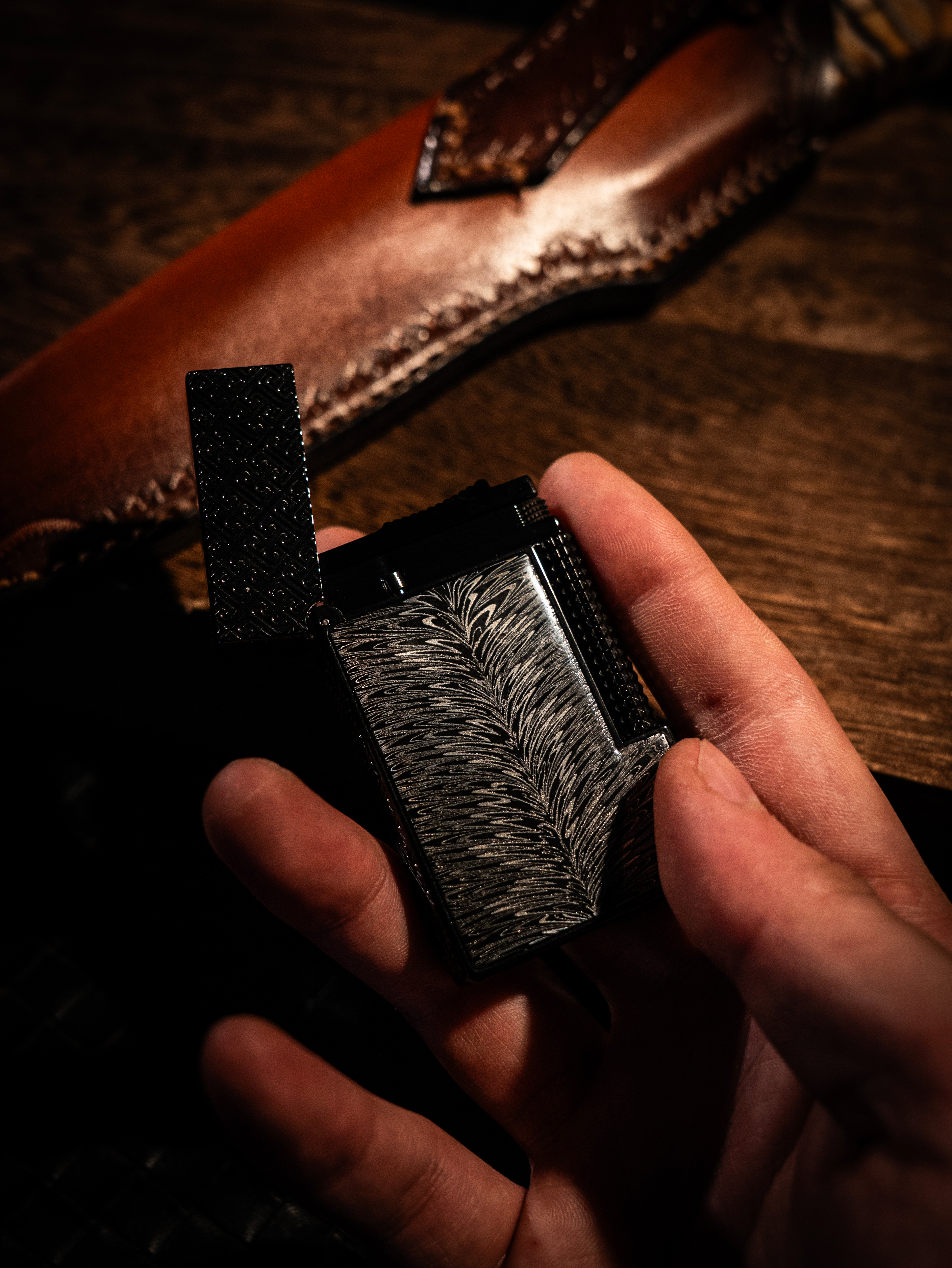 BUNCH "FEATHERED SATIN" | Hand-Forged Feather-Pattern Damascus Lighter