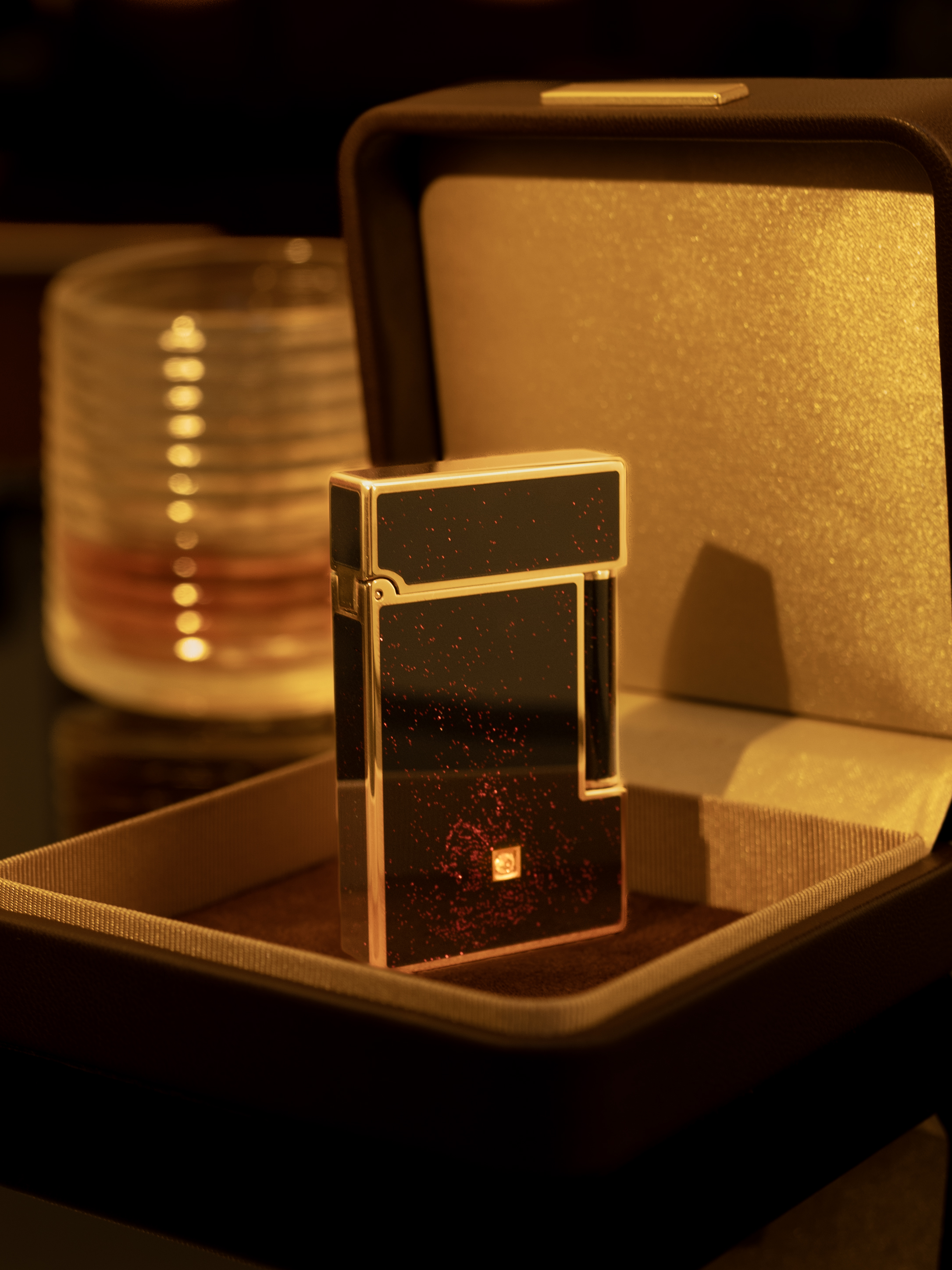 BUNCH "THE PROTAGONIST" | Authentic Chinese Lacquer & Gemstone Inlay | Integrated Brass Masterpiece