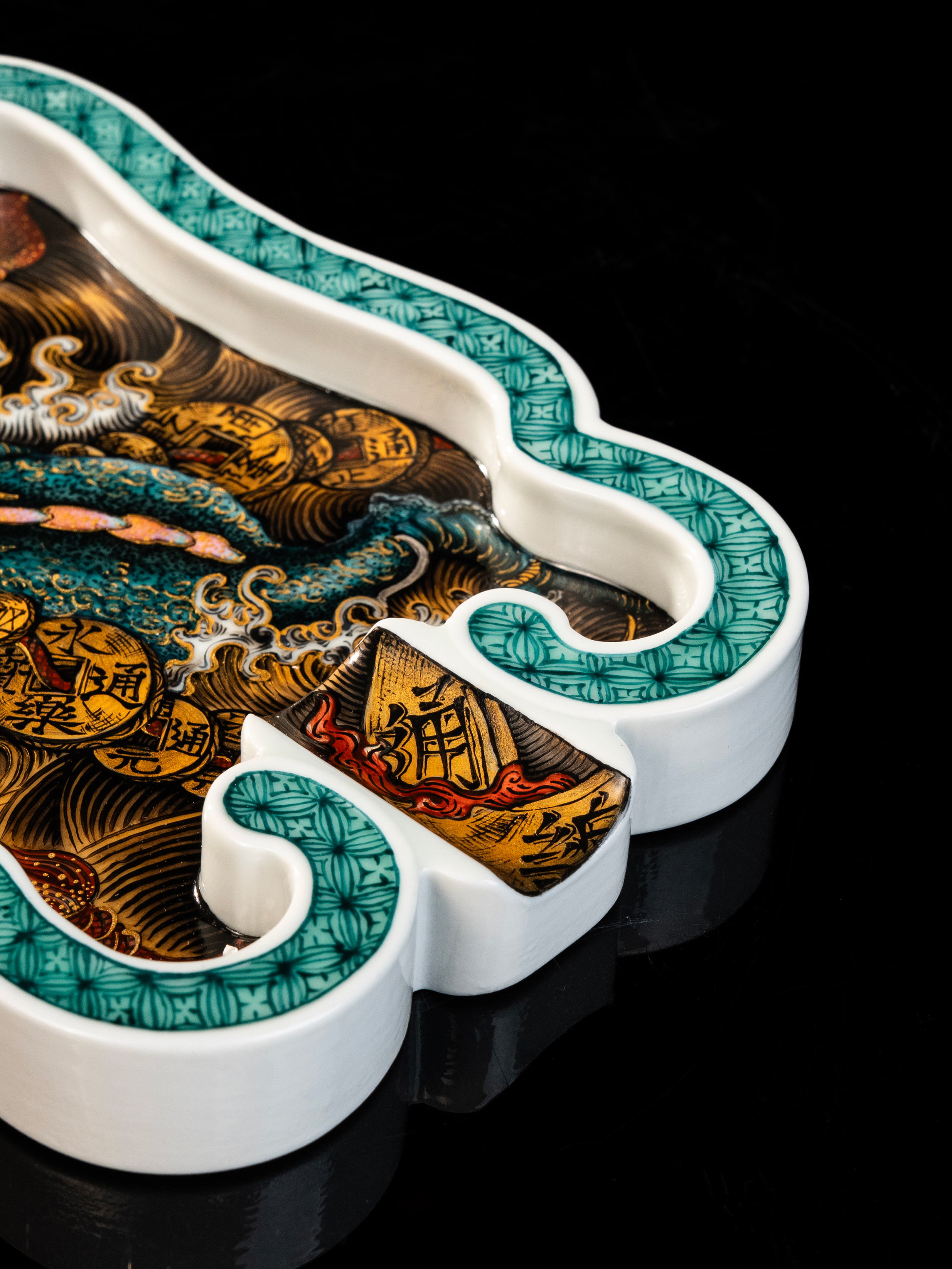 BUNCH "JIN CHAN" | Artisan Famille Rose Gold-Tracing Cigar Tray