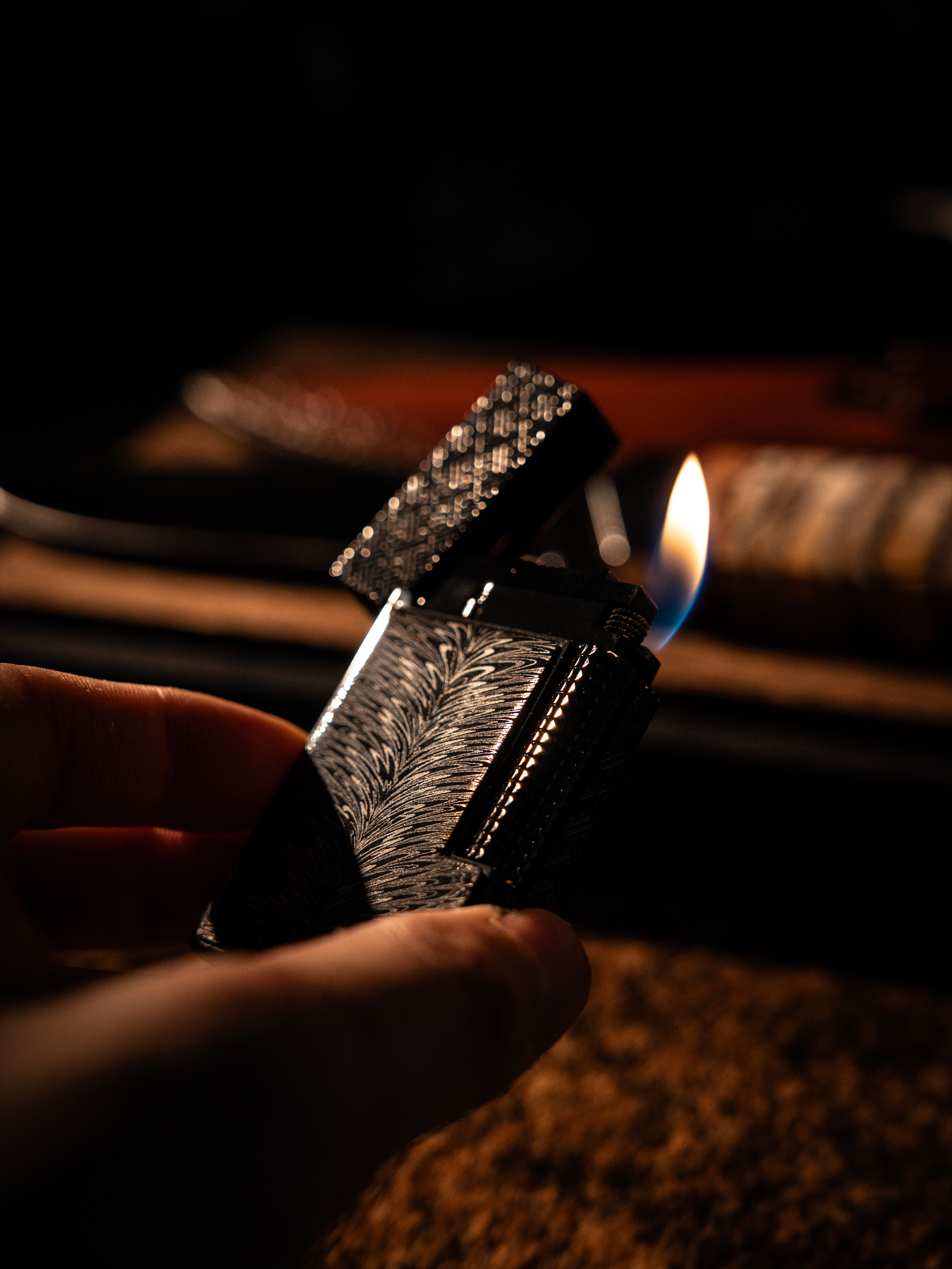 BUNCH "FEATHERED SATIN" | Hand-Forged Feather-Pattern Damascus Lighter