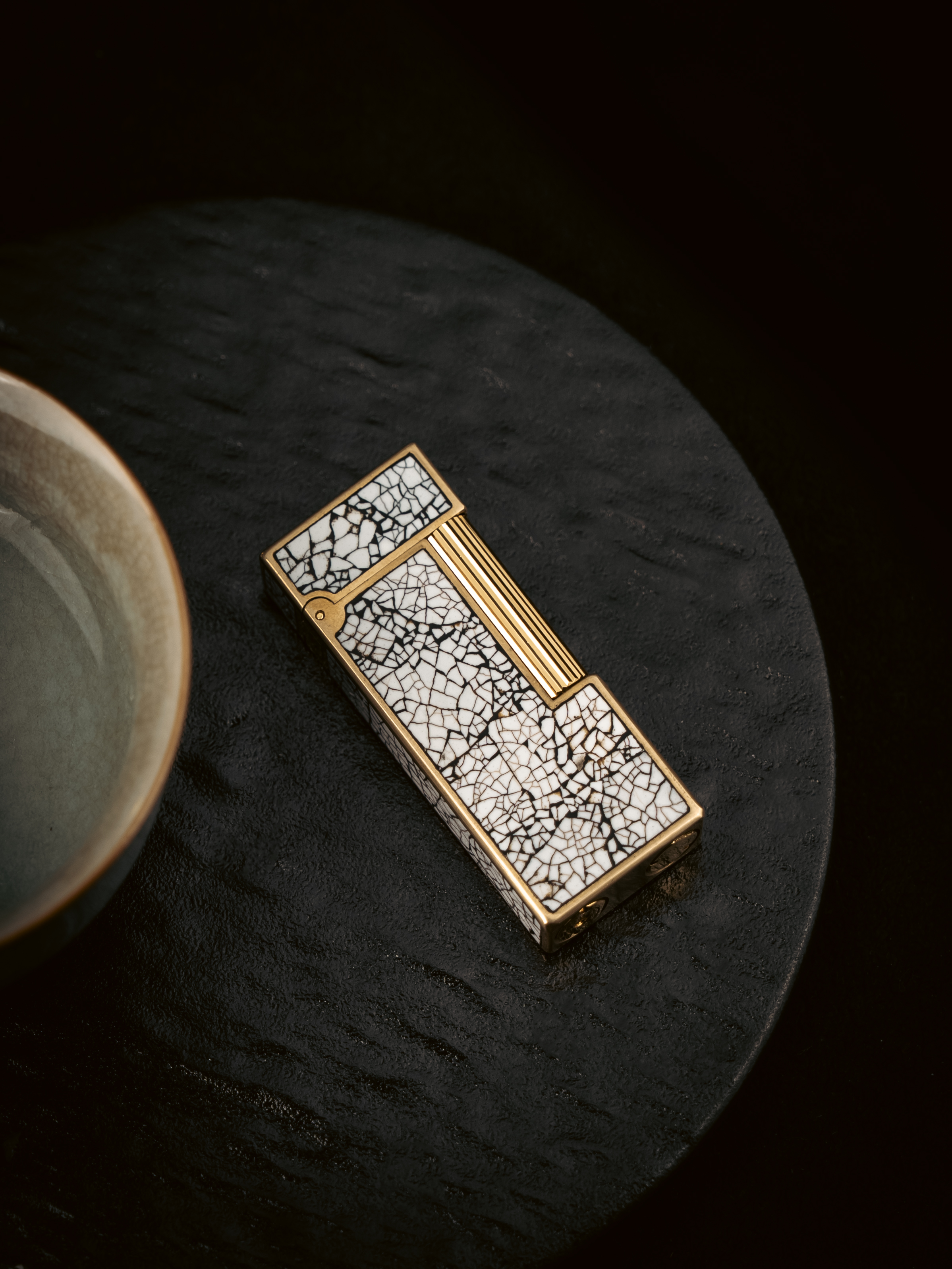 BUNCH "COCOON" | Hand-Engraved Geometric Panel | Luxury Lighter