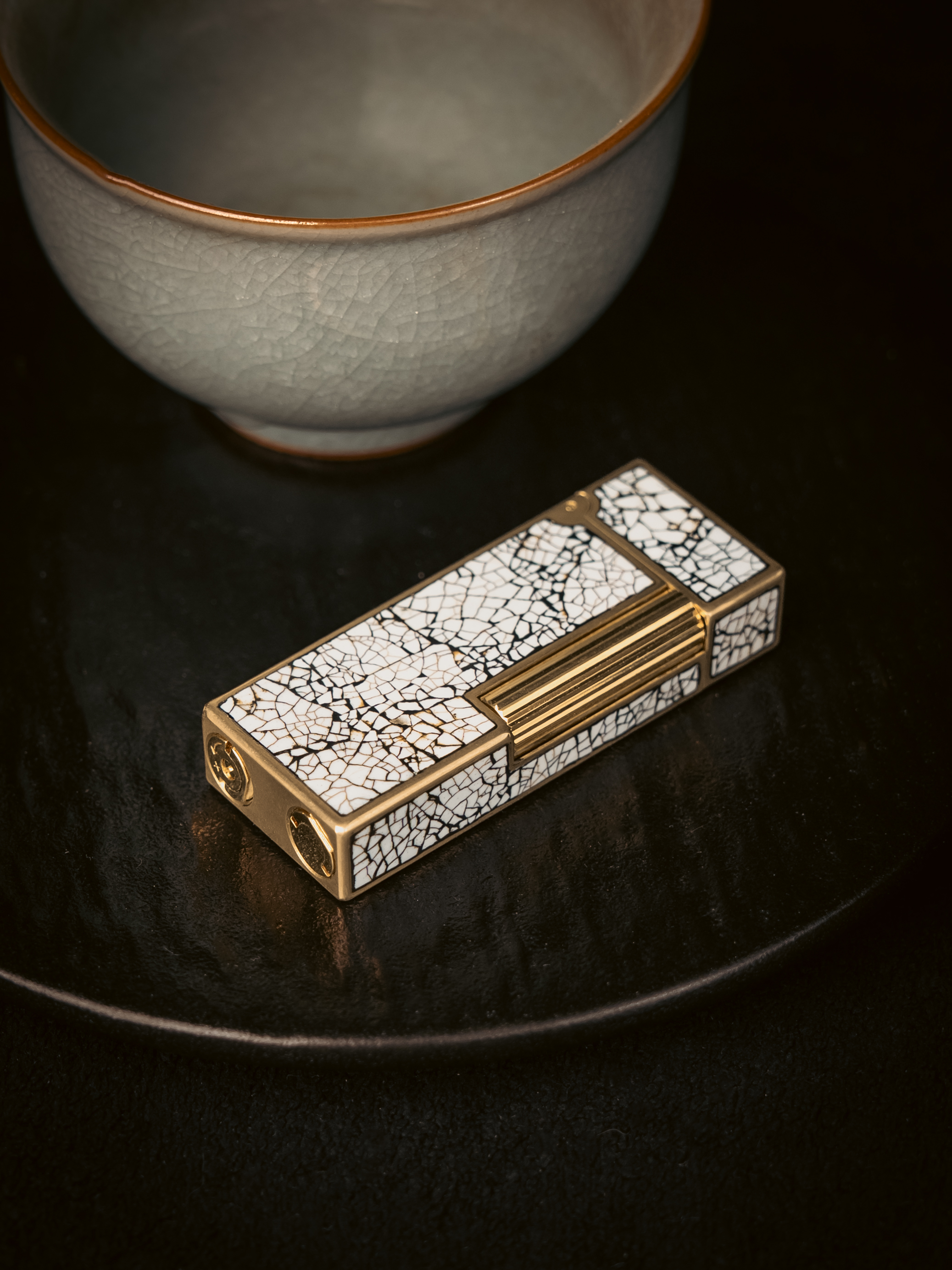 BUNCH "COCOON" | Hand-Engraved Geometric Panel | Luxury Lighter