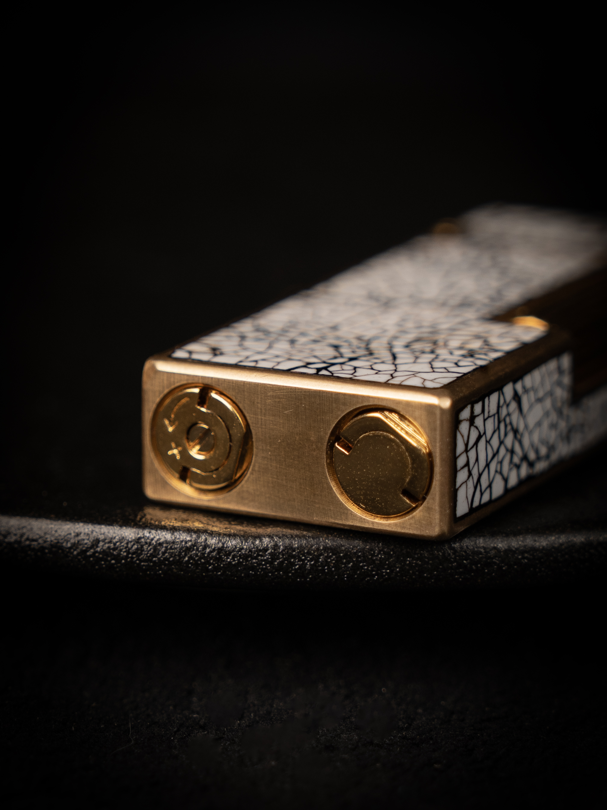 BUNCH "COCOON" | Hand-Engraved Geometric Panel | Luxury Lighter