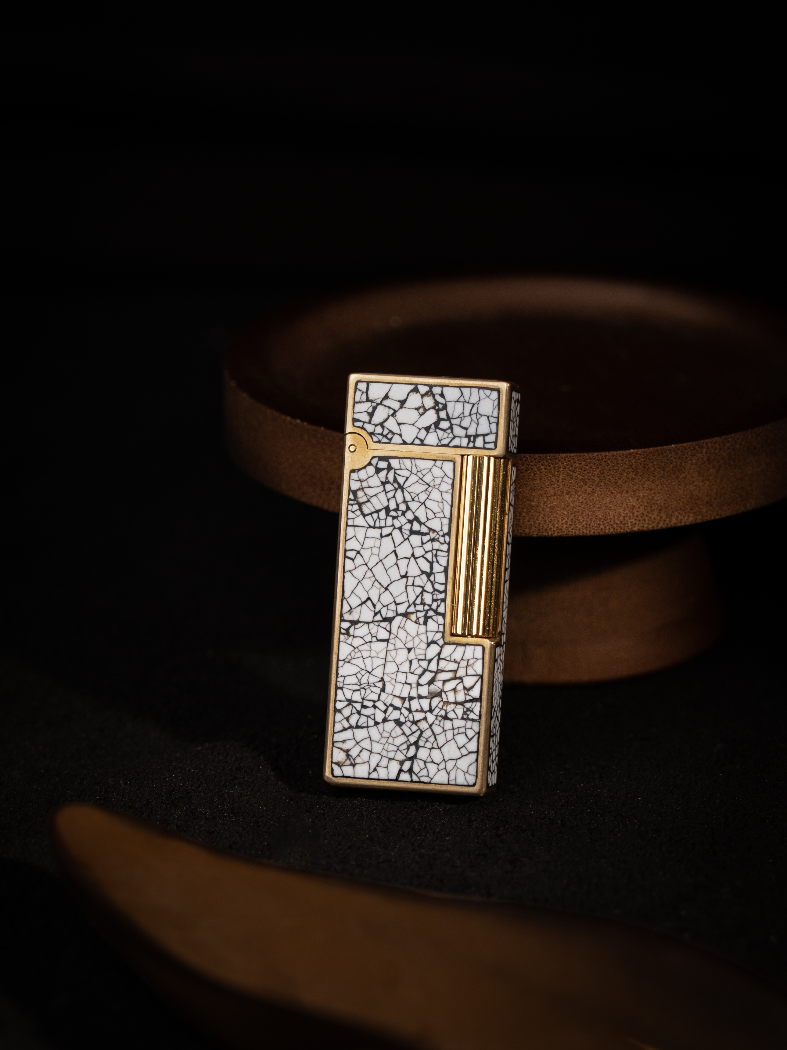 BUNCH "COCOON" | Hand-Engraved Geometric Panel | Luxury Lighter