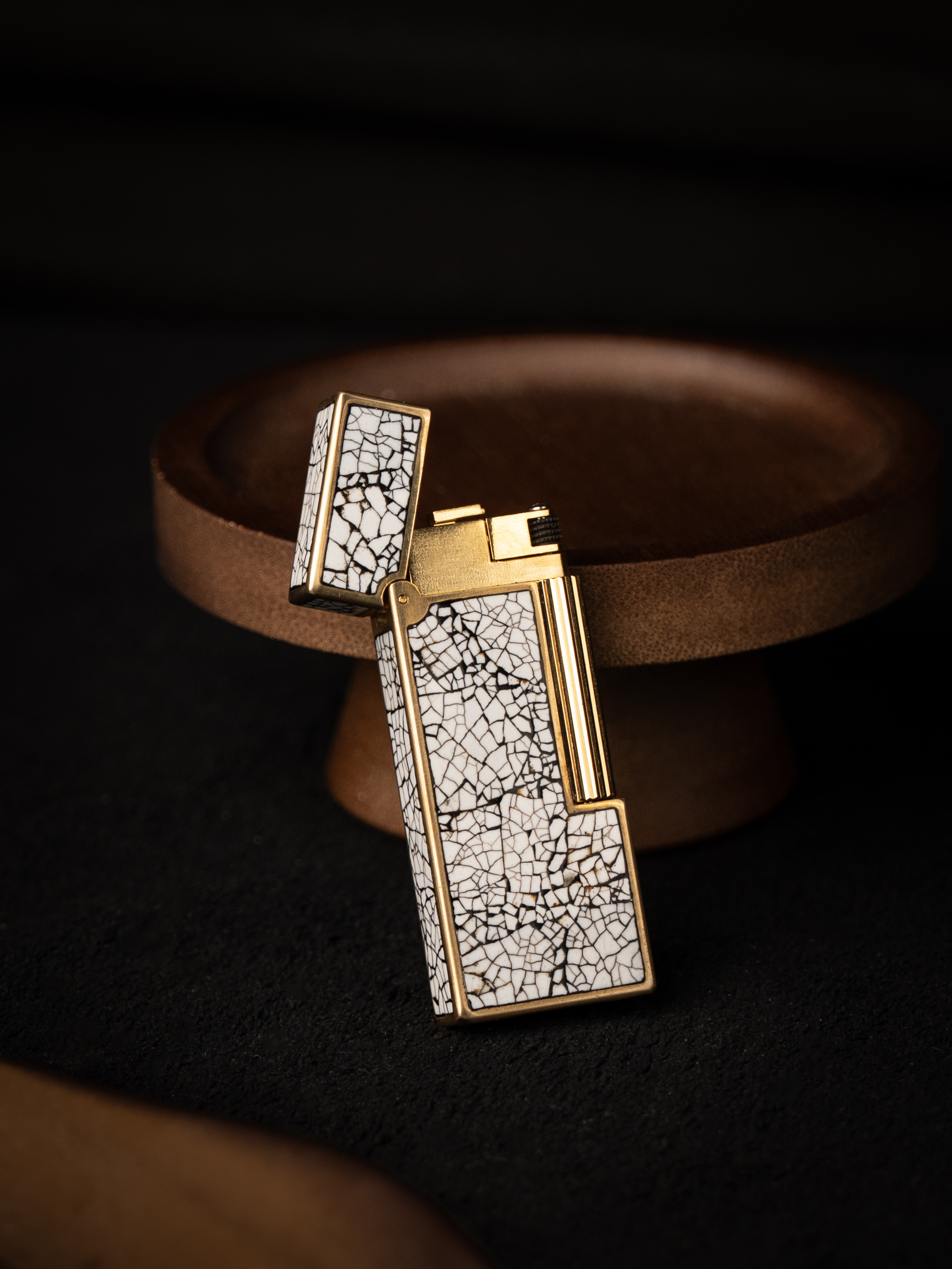 BUNCH "COCOON" | Hand-Engraved Geometric Panel | Luxury Lighter