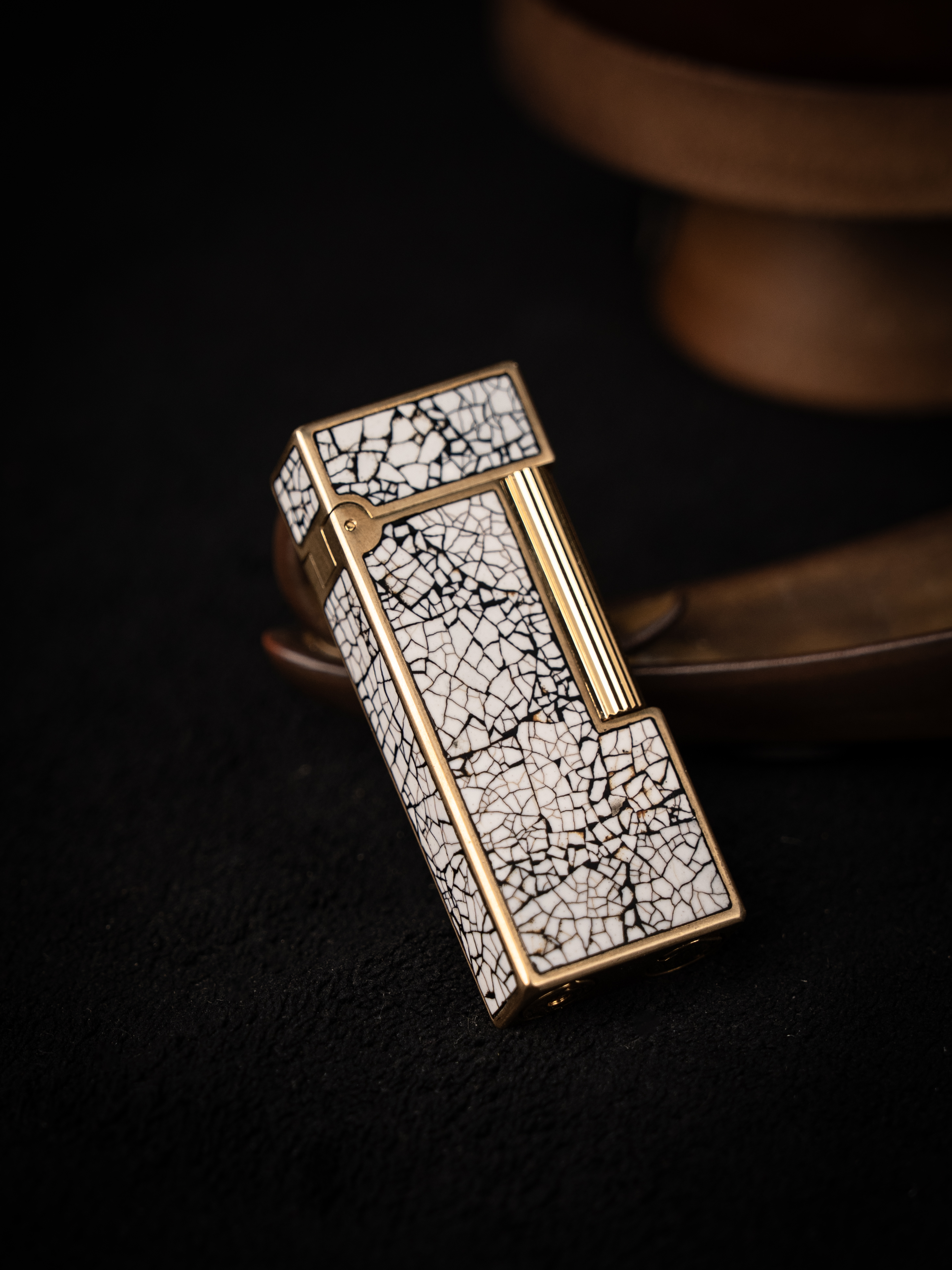 BUNCH "COCOON" | Hand-Engraved Geometric Panel | Luxury Lighter
