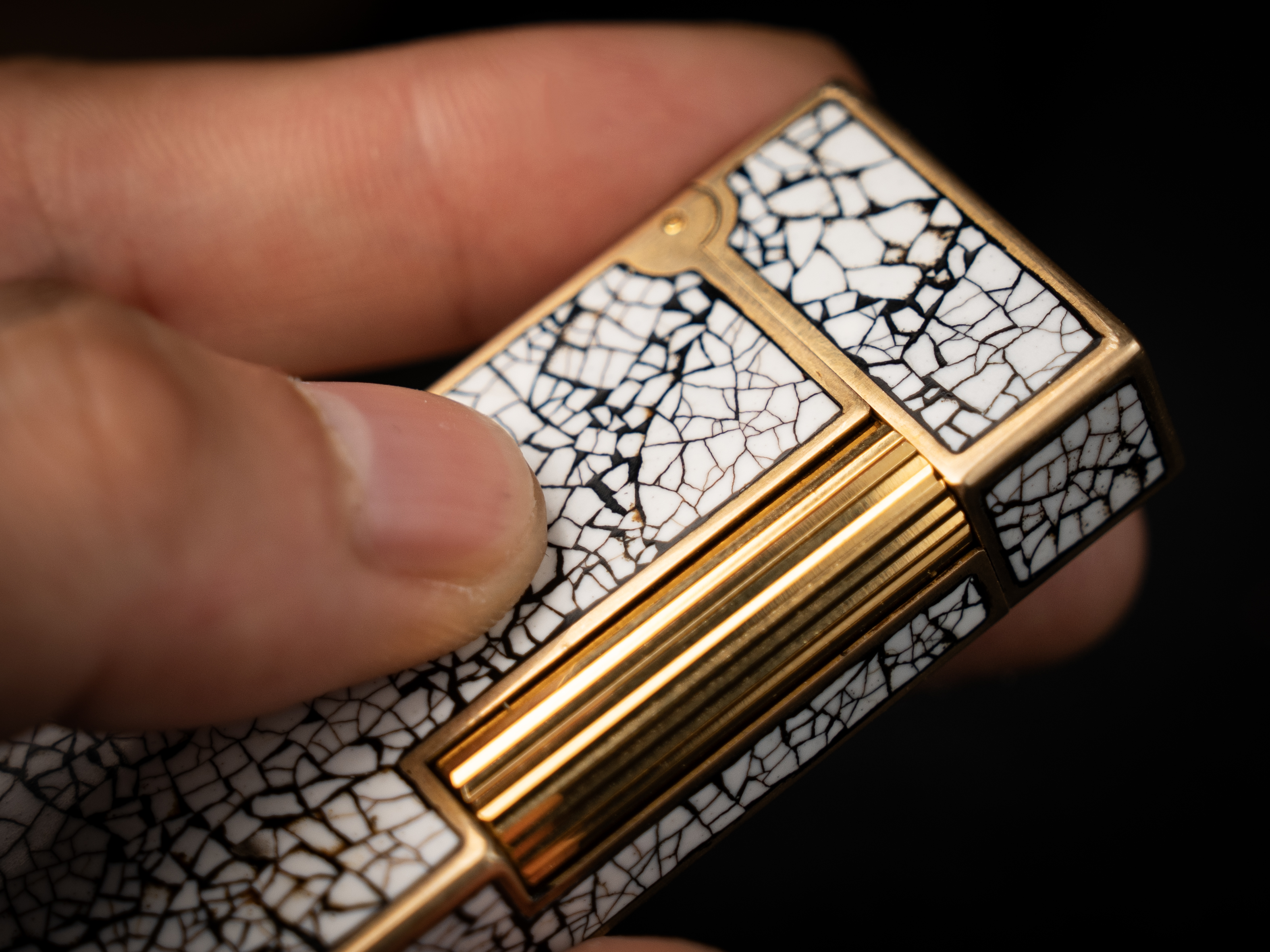 BUNCH "COCOON" | Hand-Engraved Geometric Panel | Luxury Lighter