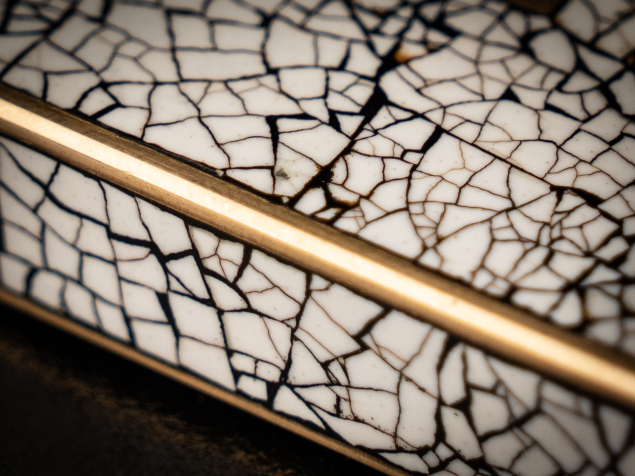 BUNCH "COCOON" | Hand-Engraved Geometric Panel | Luxury Lighter