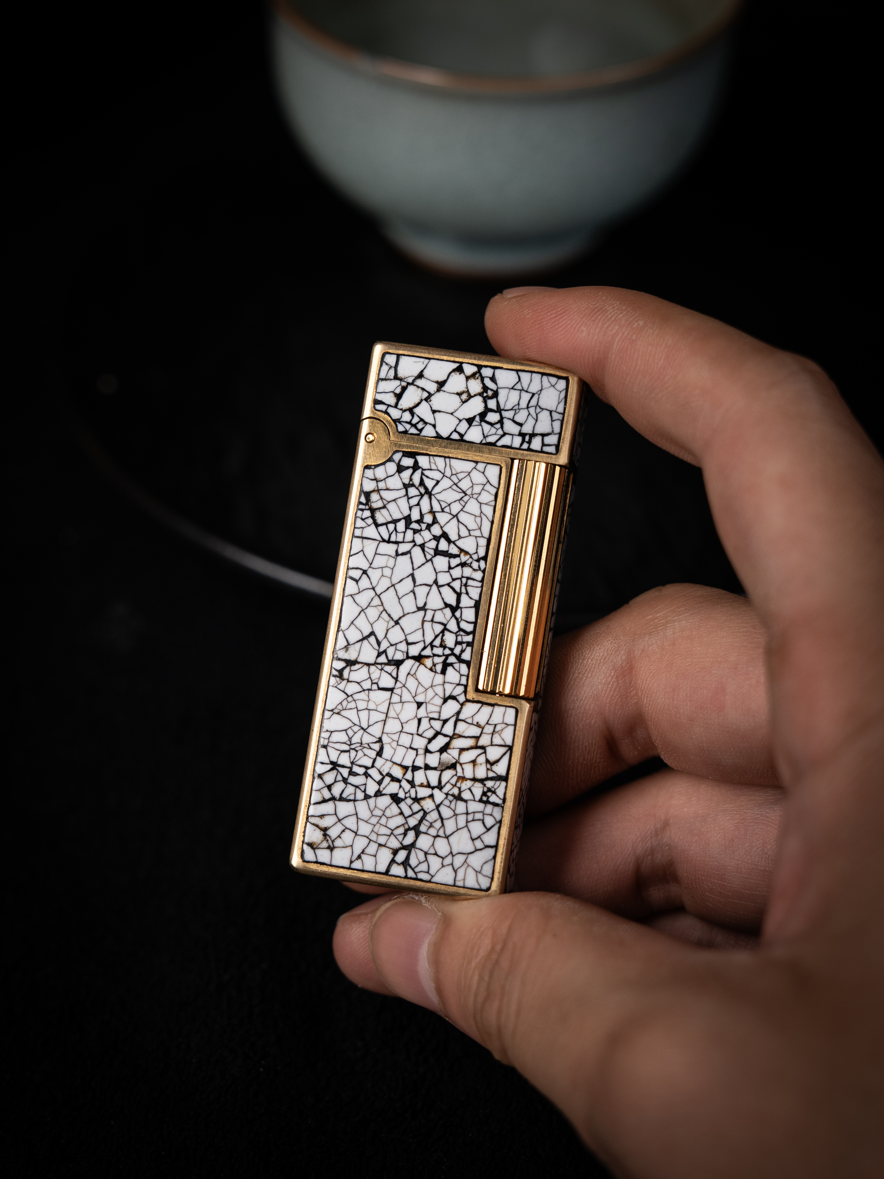 BUNCH "COCOON" | Hand-Engraved Geometric Panel | Luxury Lighter