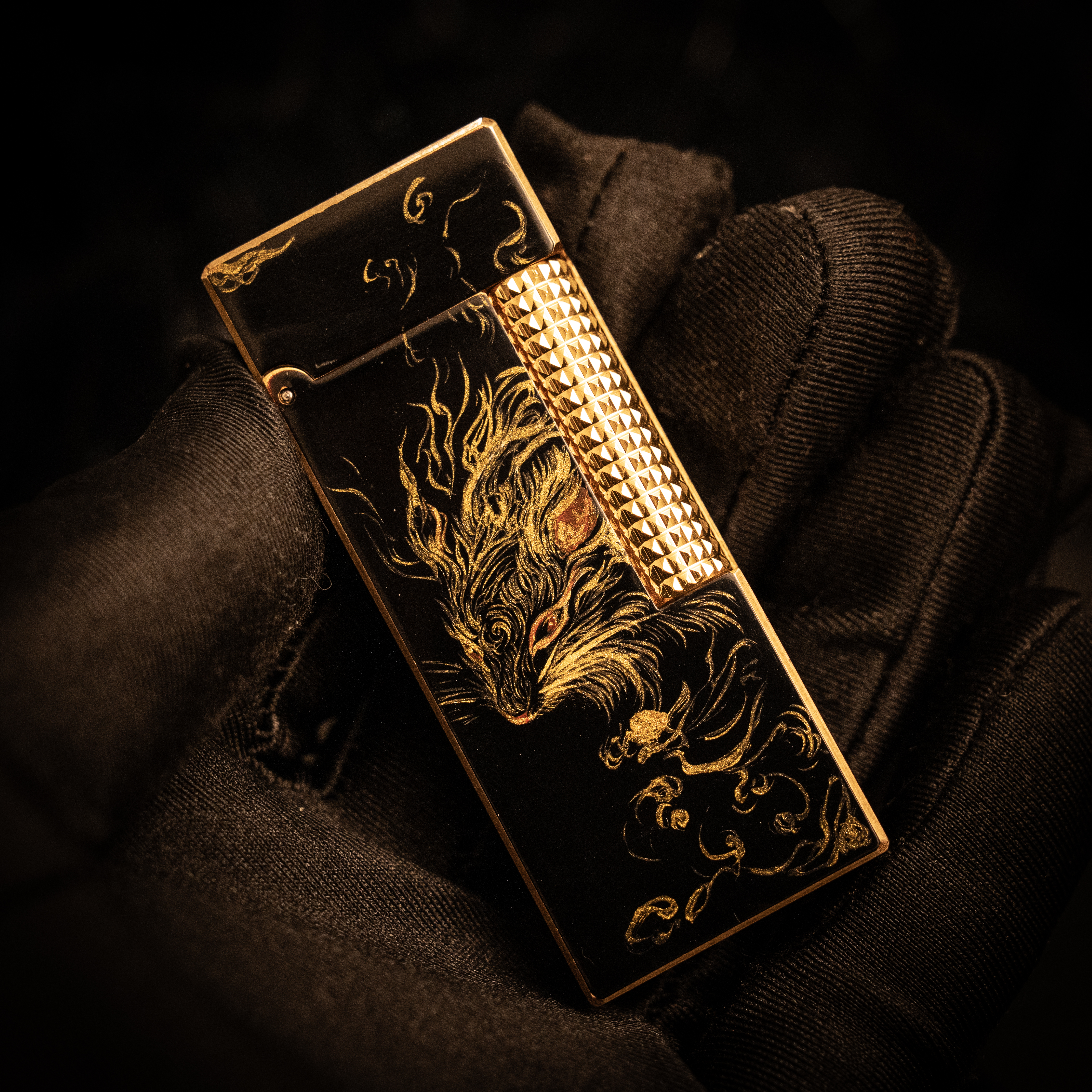 BUNCH "PRIVATE MOUSE" | Gold Relief Lacquer | Luxury Lighter