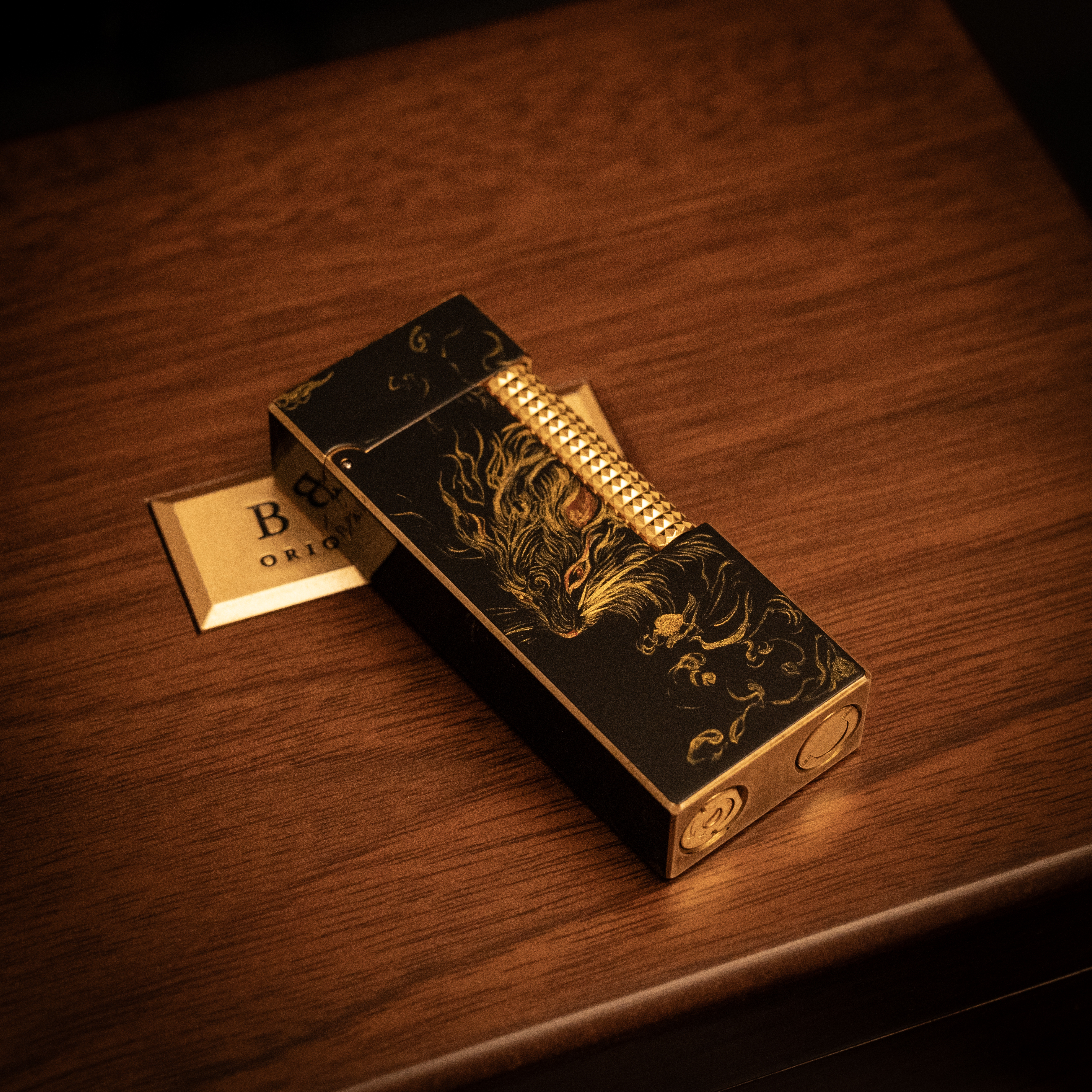 BUNCH "PRIVATE MOUSE" | Gold Relief Lacquer | Luxury Lighter