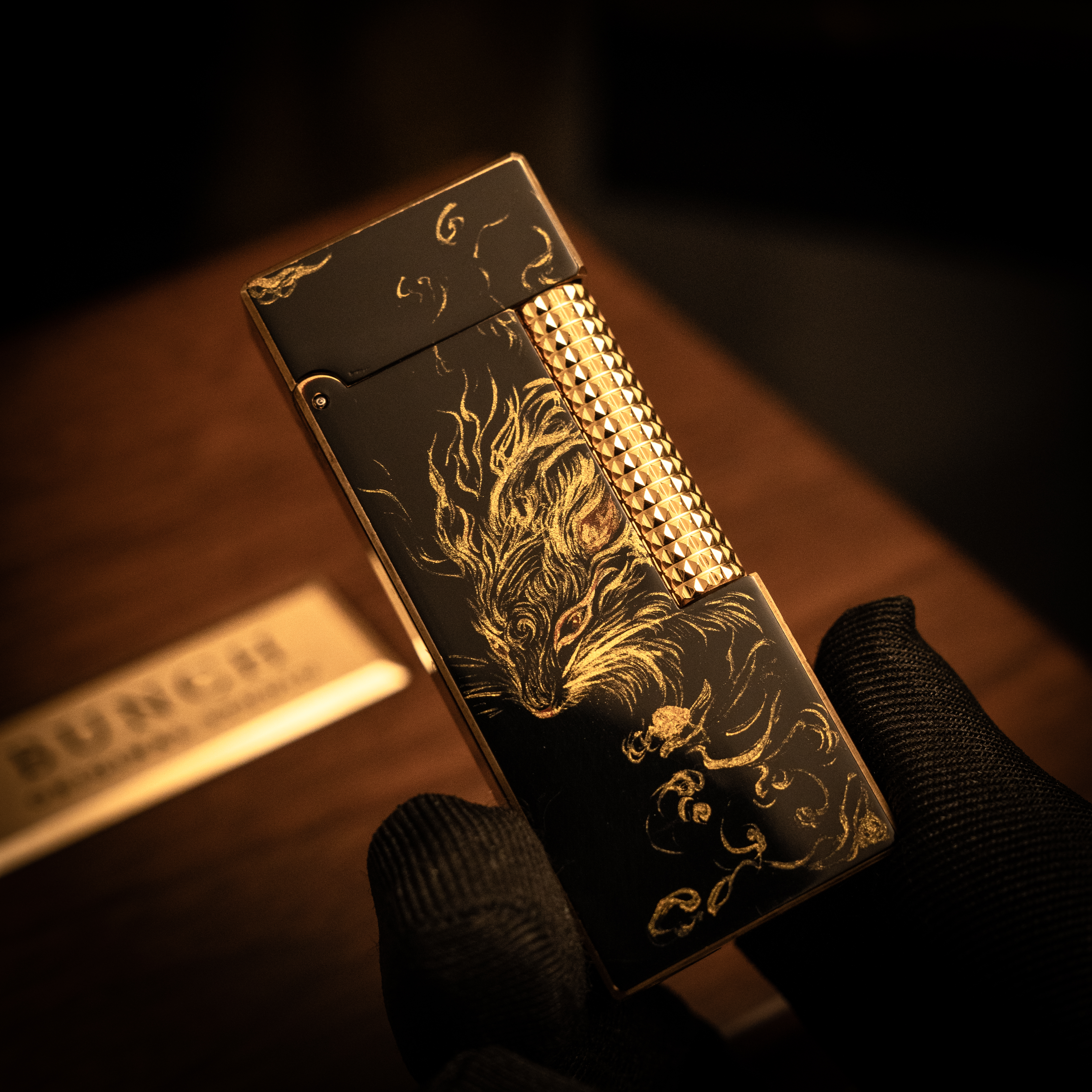 BUNCH "PRIVATE MOUSE" | Gold Relief Lacquer | Luxury Lighter